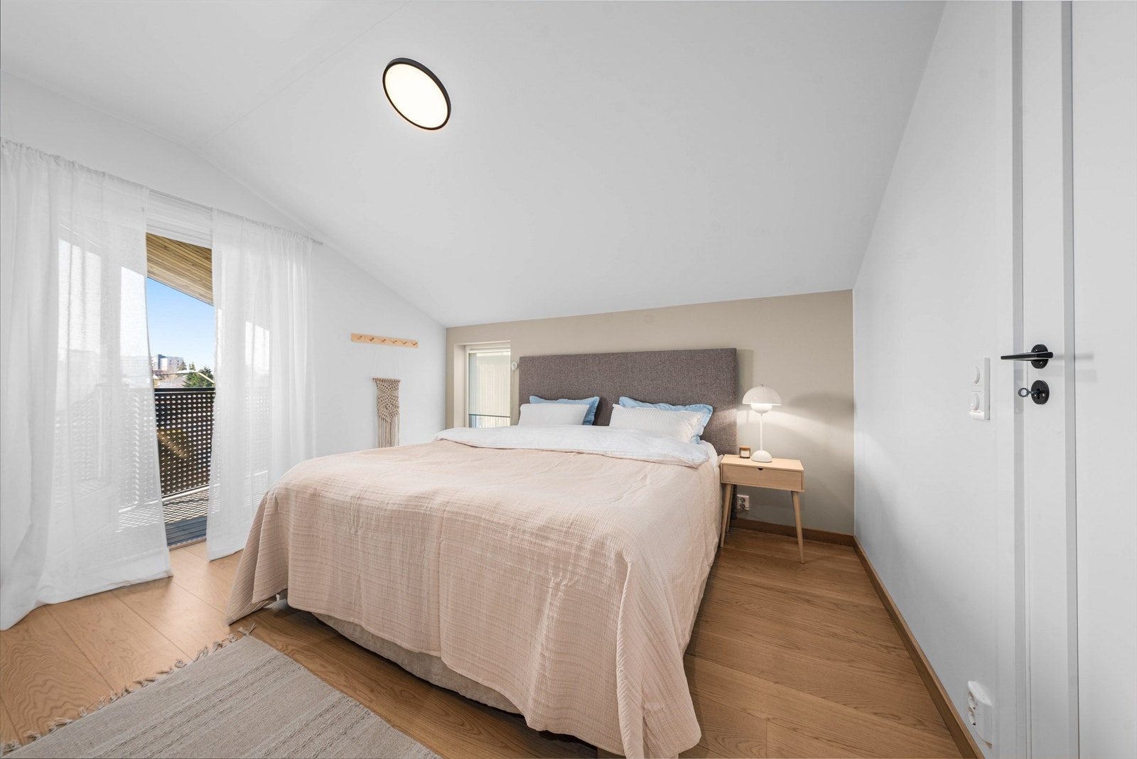 Romslig hovedsoverom med god plass til dobbeltseng og utgang til en privat veranda på 5 m². Galleribilde