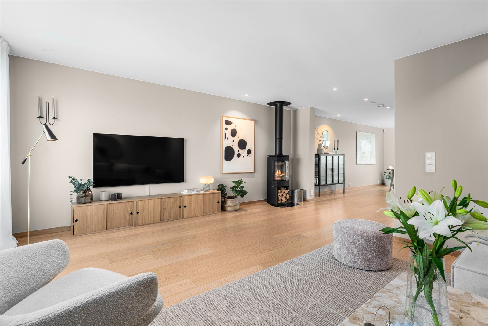 Det er god plass til både sofagruppe og TV-møblement i stuedelen. Galleribilde