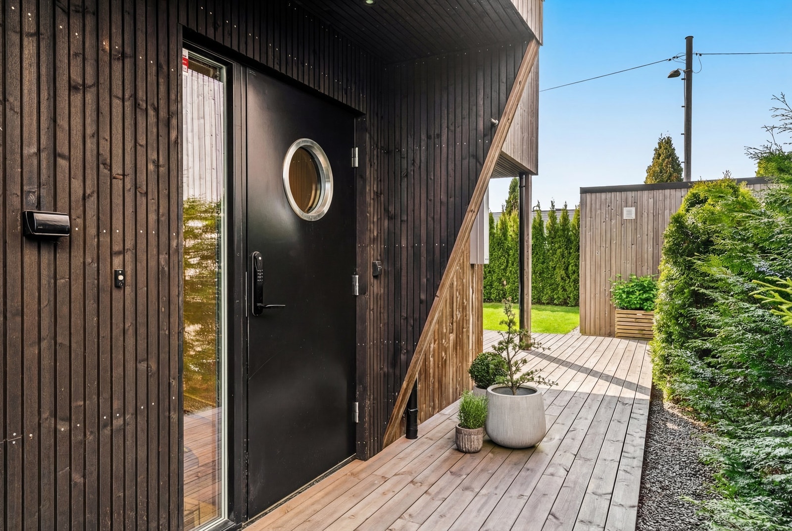 Inngangspartiet har en innbydende utforming med tredekke. Galleribilde