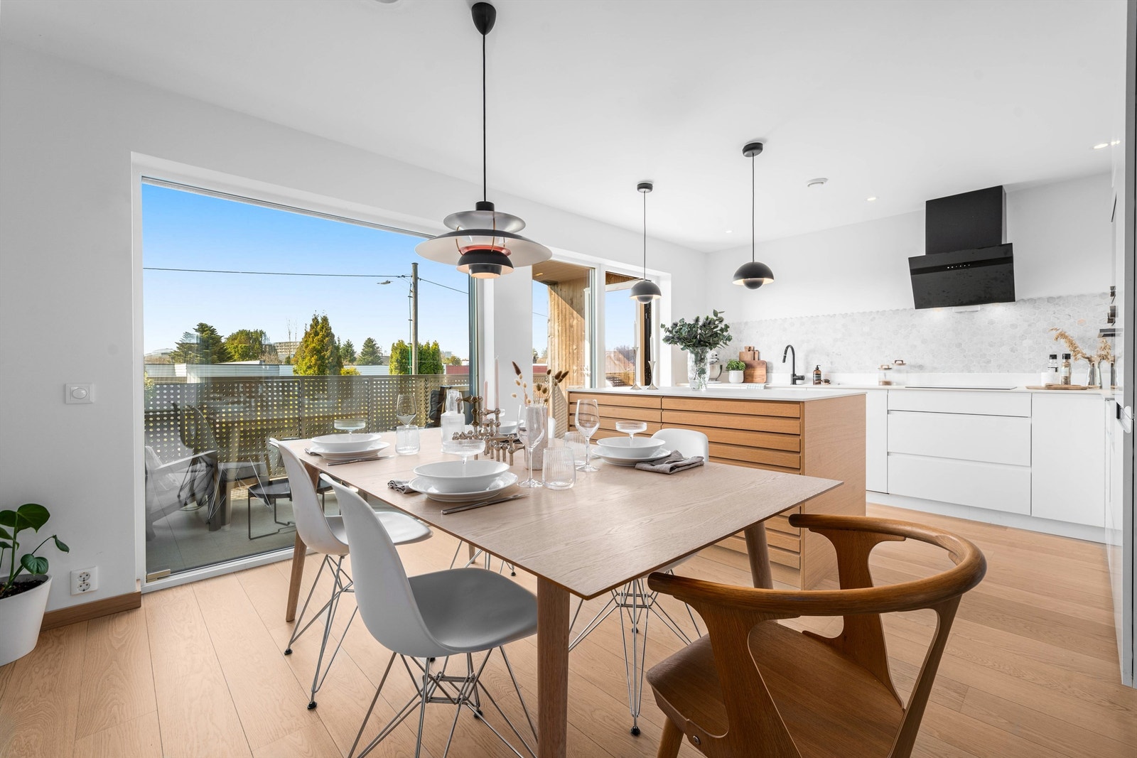 Fra spiseplassen er det direkte utgang til en terrasse på 13 m² via terrassedør. Galleribilde