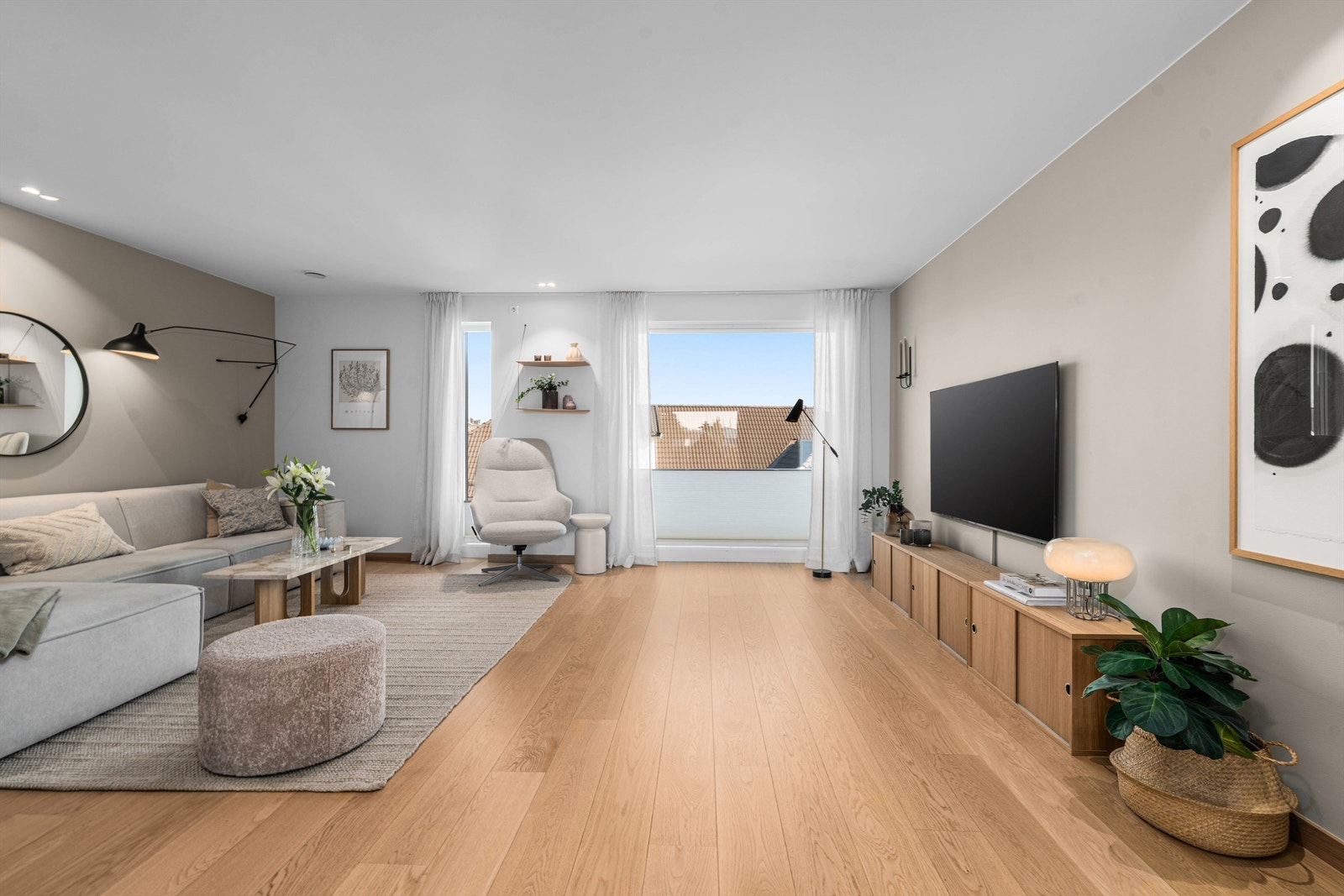 Stuen har parkettgulv med gulvvarme og downlights i himling. De store vindusflatene gir godt med naturlig lys. Galleribilde