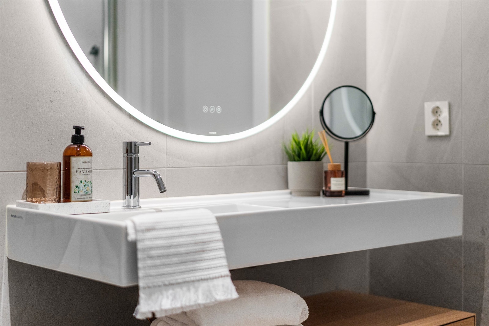 Moderne og funksjonelle detaljer preger badet. Galleribilde
