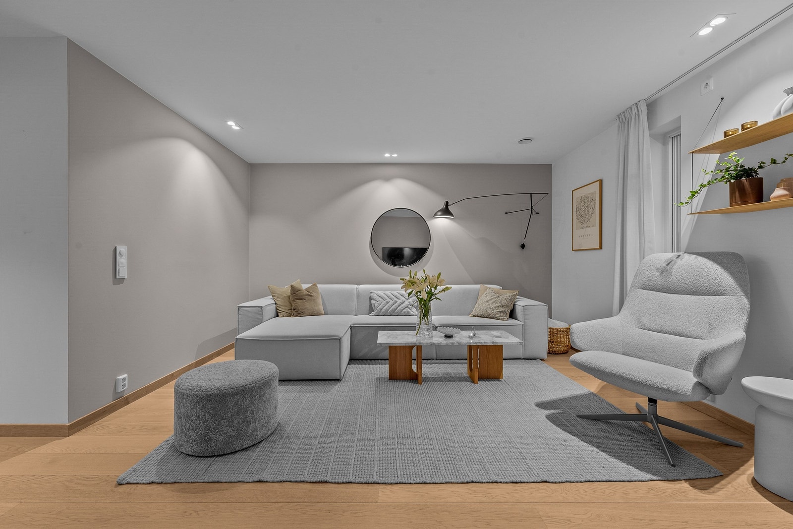 Godt med plass for en stor og komfortabel sofagruppe. Galleribilde