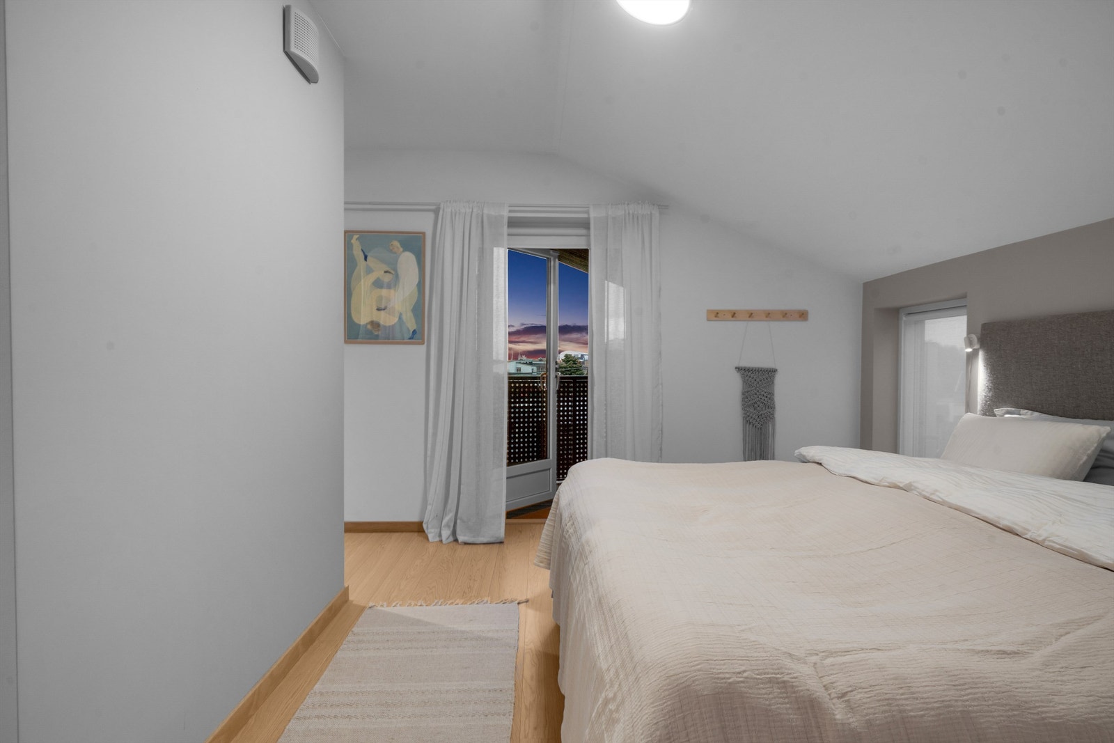 Fra hovedsoverommet kan du nyte kveldsroen på din egen, private veranda. Galleribilde