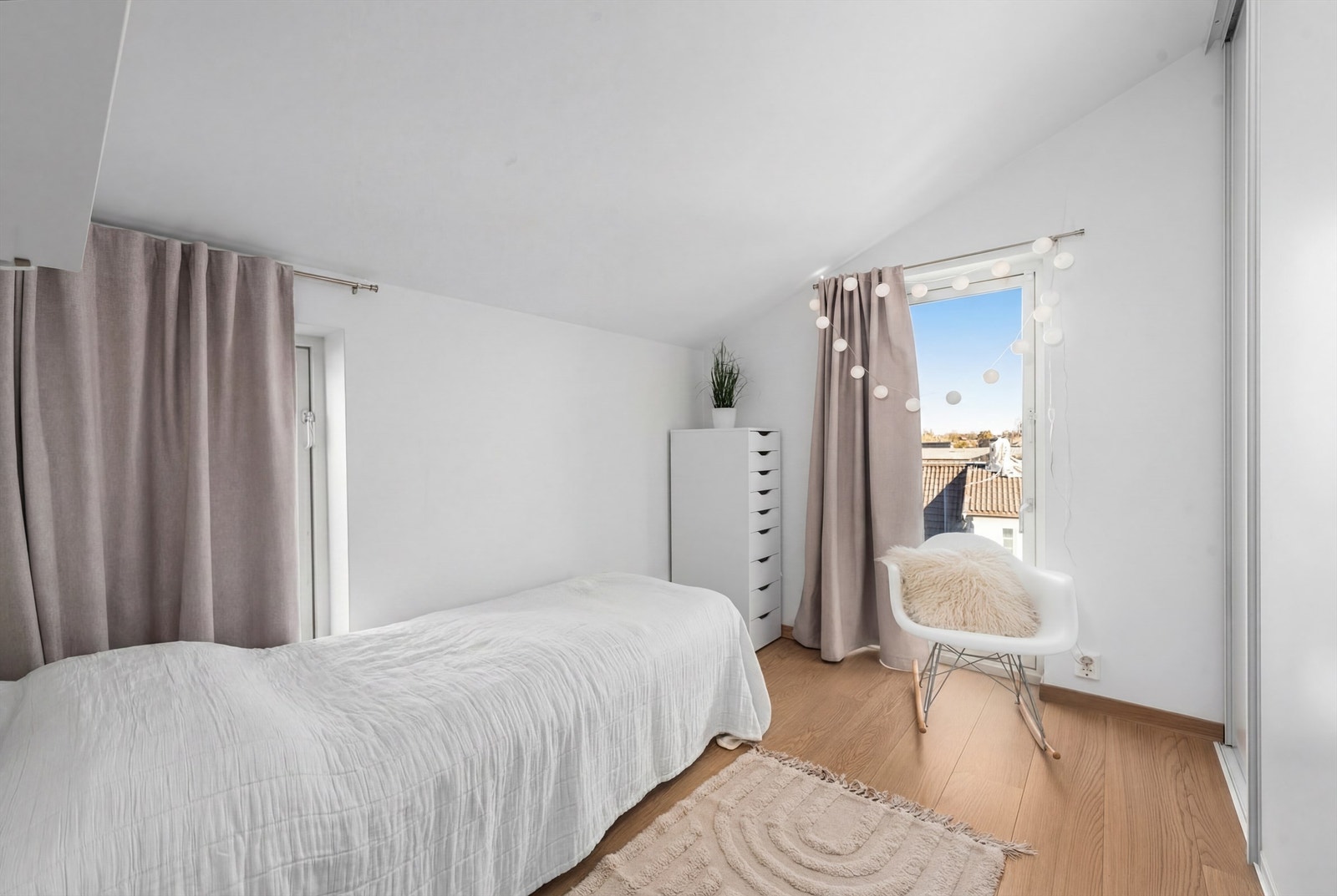 Det tredje soverommet i denne etasjen, også med parkett og god plass til seng og garderobe. Galleribilde