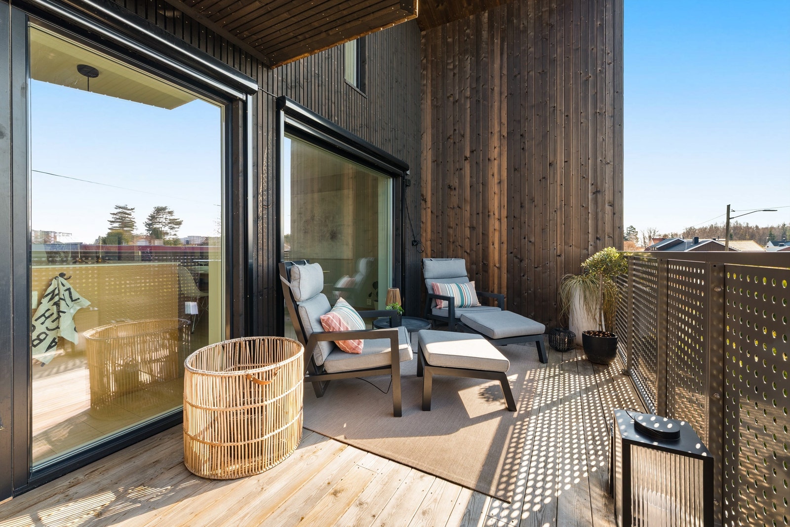 Terrassen på 13 m² utenfor kjøkkenet er en flott forlengelse av den sosiale sonen. Utvendige screens gir effektiv solskjerming. Galleribilde