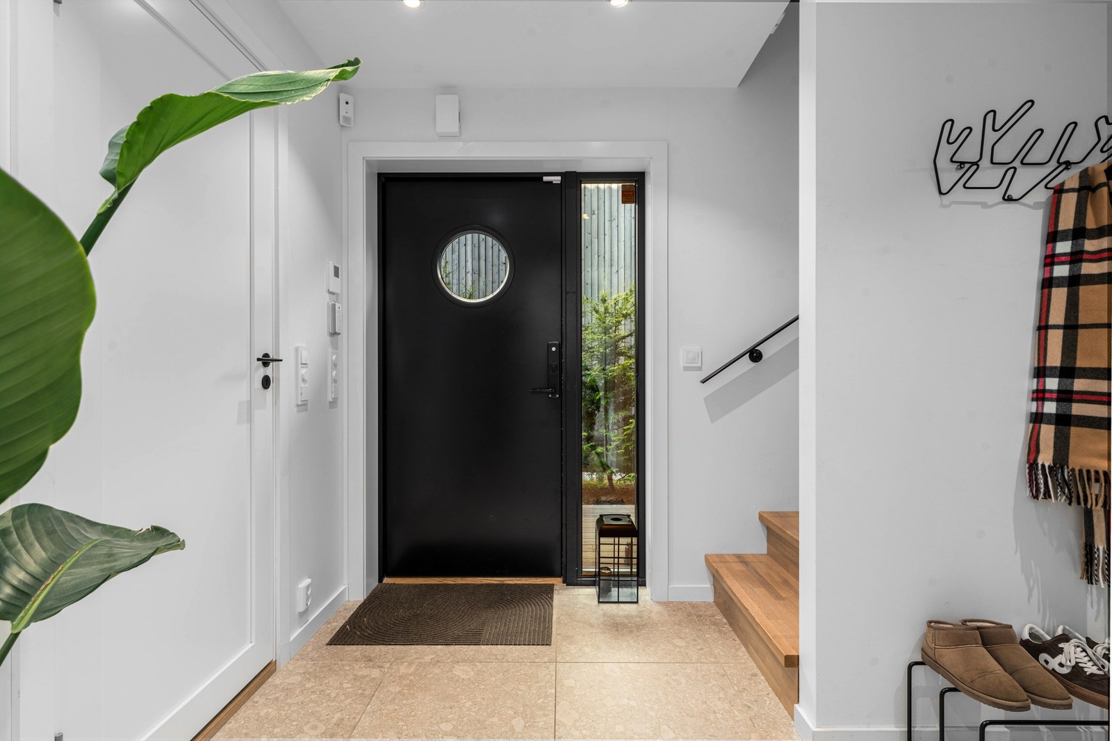 Entréen har flislagt gulv med gulvvarme og downlights i himling. Døren til venstre leder inn til vaskerommet. Galleribilde
