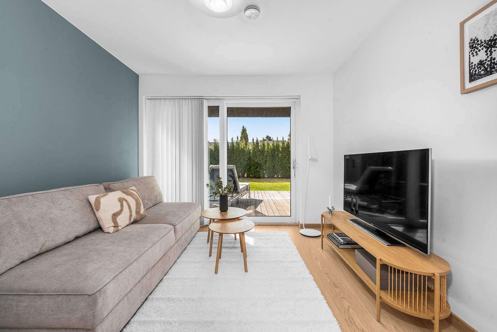 Fra rommet er det direkte utgang til en stor, usjenert markterrasse på 38 m² og hagen. Galleribilde