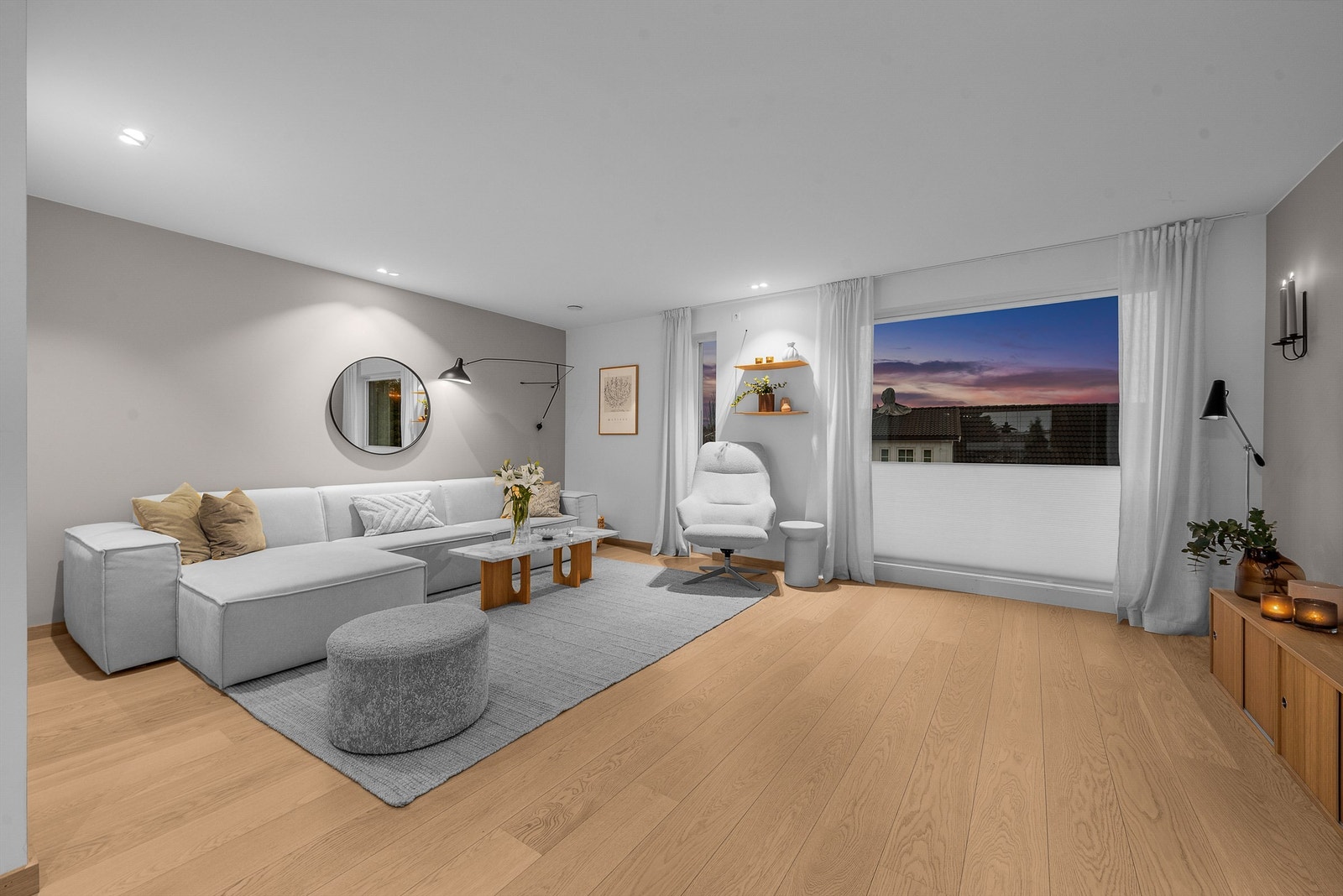 Stuen er romslig og lett å møblere etter eget ønske. Galleribilde