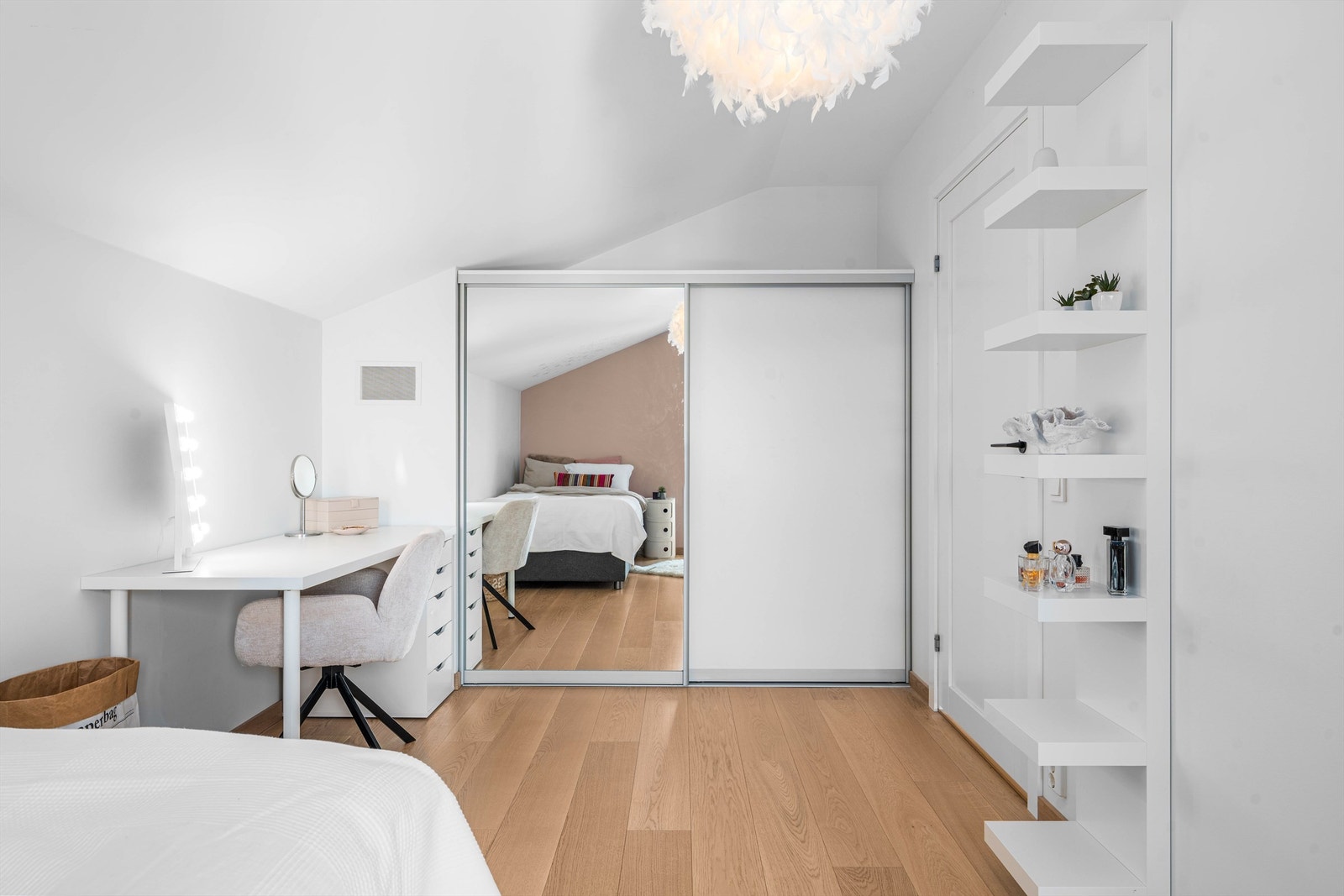 Rommet er innredet med en plassbygget skyvedørsgarderobe. Galleribilde