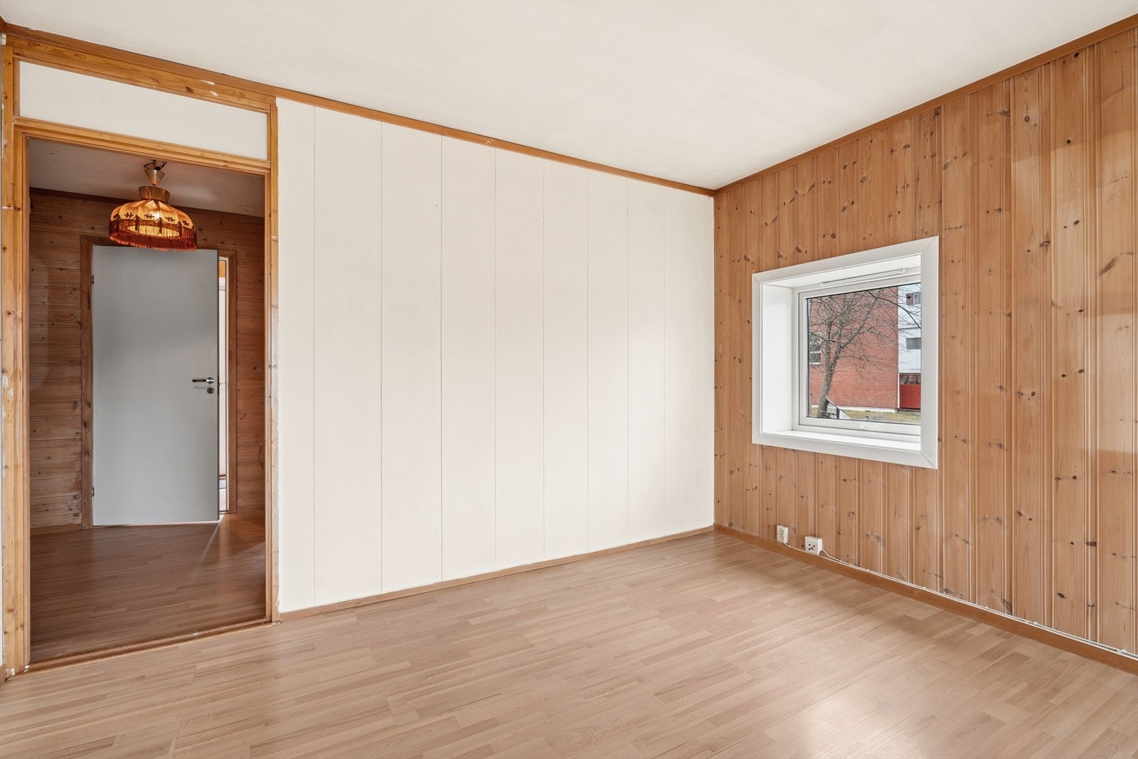 Stuen har en sentral plassering i boligen, med enkel tilgang fra gangen. Galleribilde