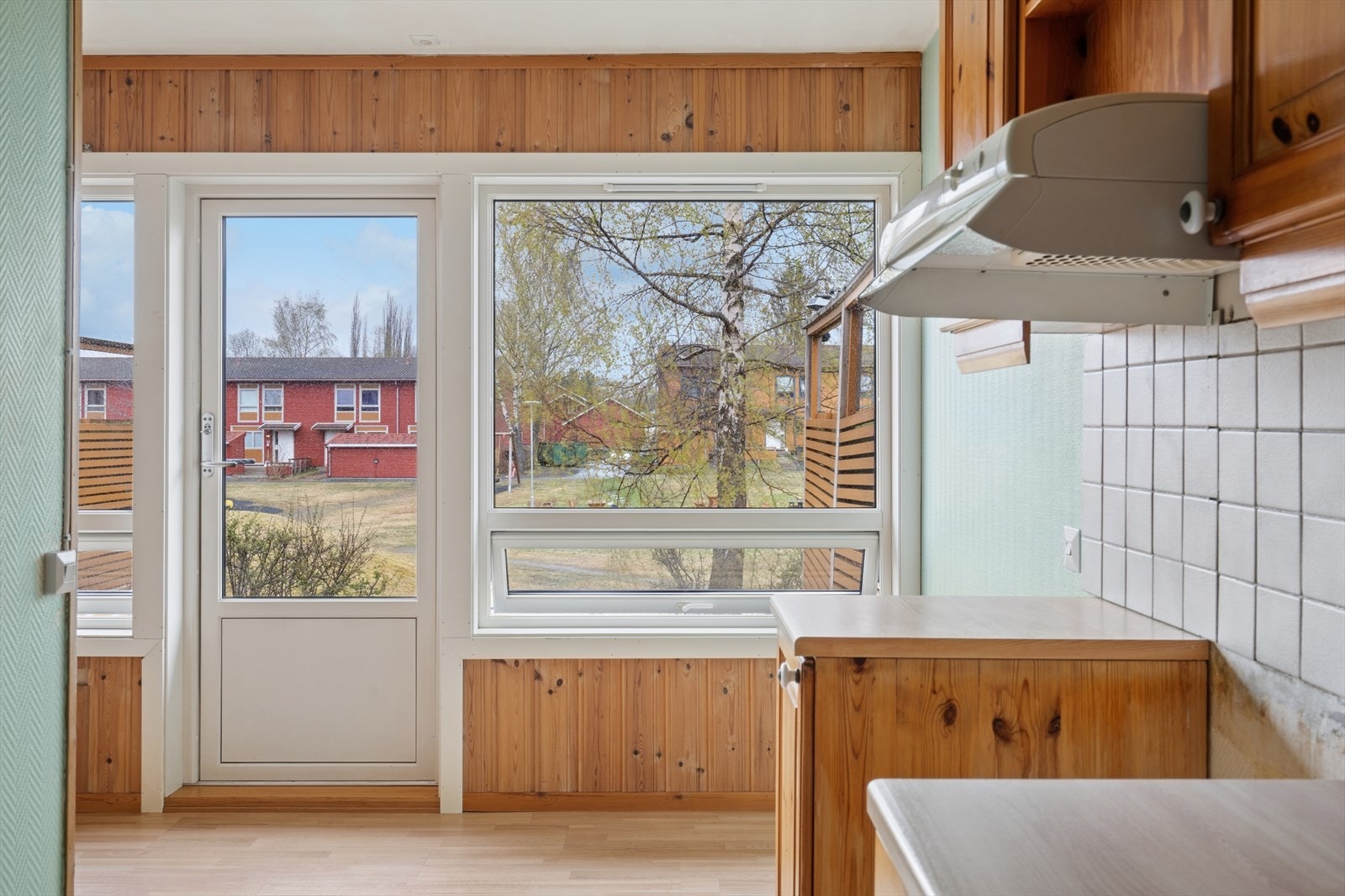 Fra kjøkkenet er det en egen utgang til uteområdet, noe som er praktisk i hverdagen. Galleribilde