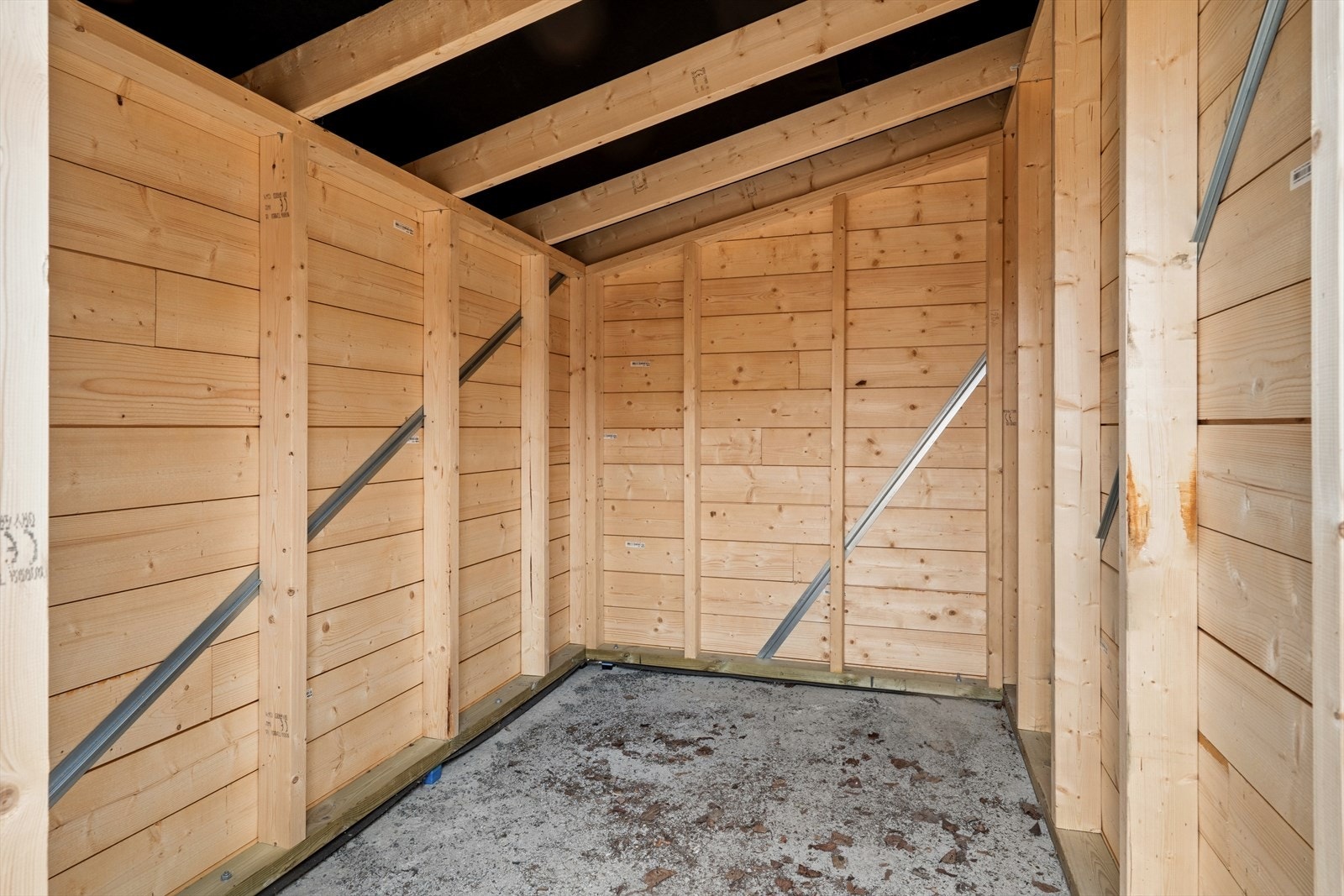 Den utvendige sportsboden ved inngangen har rikelig med plass for sykler og sportsutstyr. Galleribilde