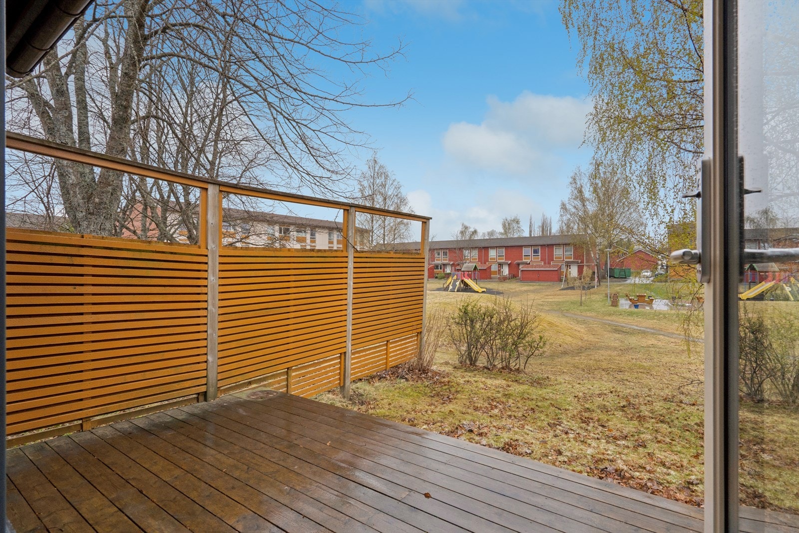 Fra terrassen har man fin oversikt over de grønne og bilfrie fellesarealene. Galleribilde
