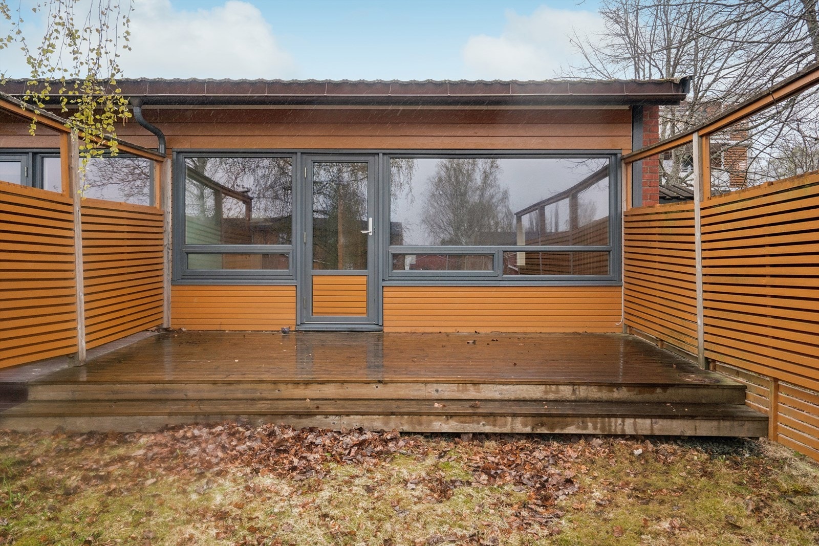 Leiligheten på Søre Ustmyra har en ettertraktet beliggenhet for en enklere hverdag. Her bor du i et veletablert og rolig boligområde 2. km. fra Heimdal sentrum. Fra stuen er det direkte utgang til en skjermet terrasse som vender ut mot fellesarealene. Galleribilde
