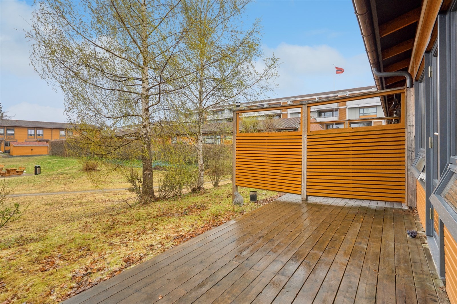 Uteplassen er skjermet og har god plass til utemøbler, perfekt for lange sommerkvelder. Galleribilde