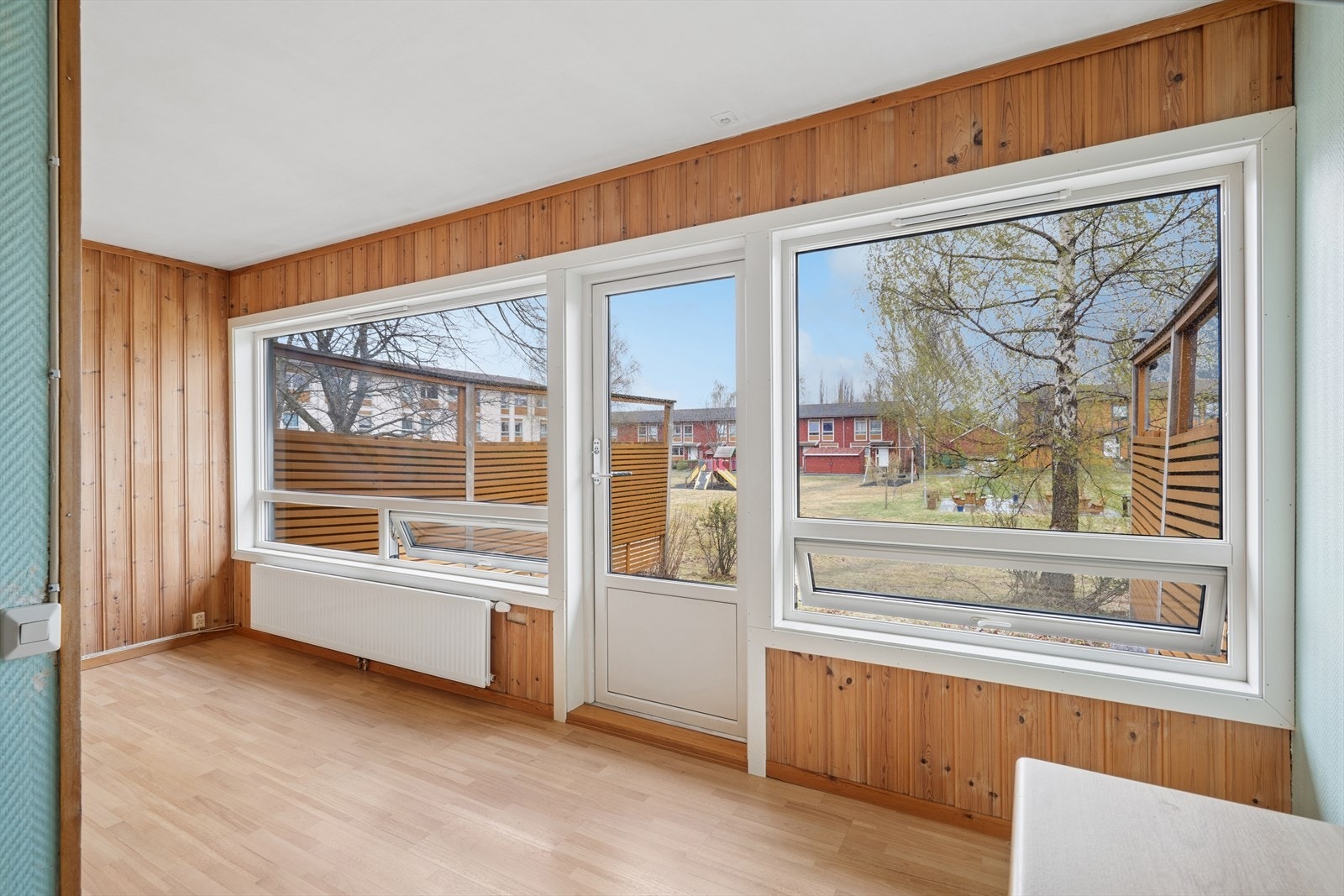 Stuen er et lyst og luftig rom med store vindusflater som gir rikelig med dagslys. Galleribilde