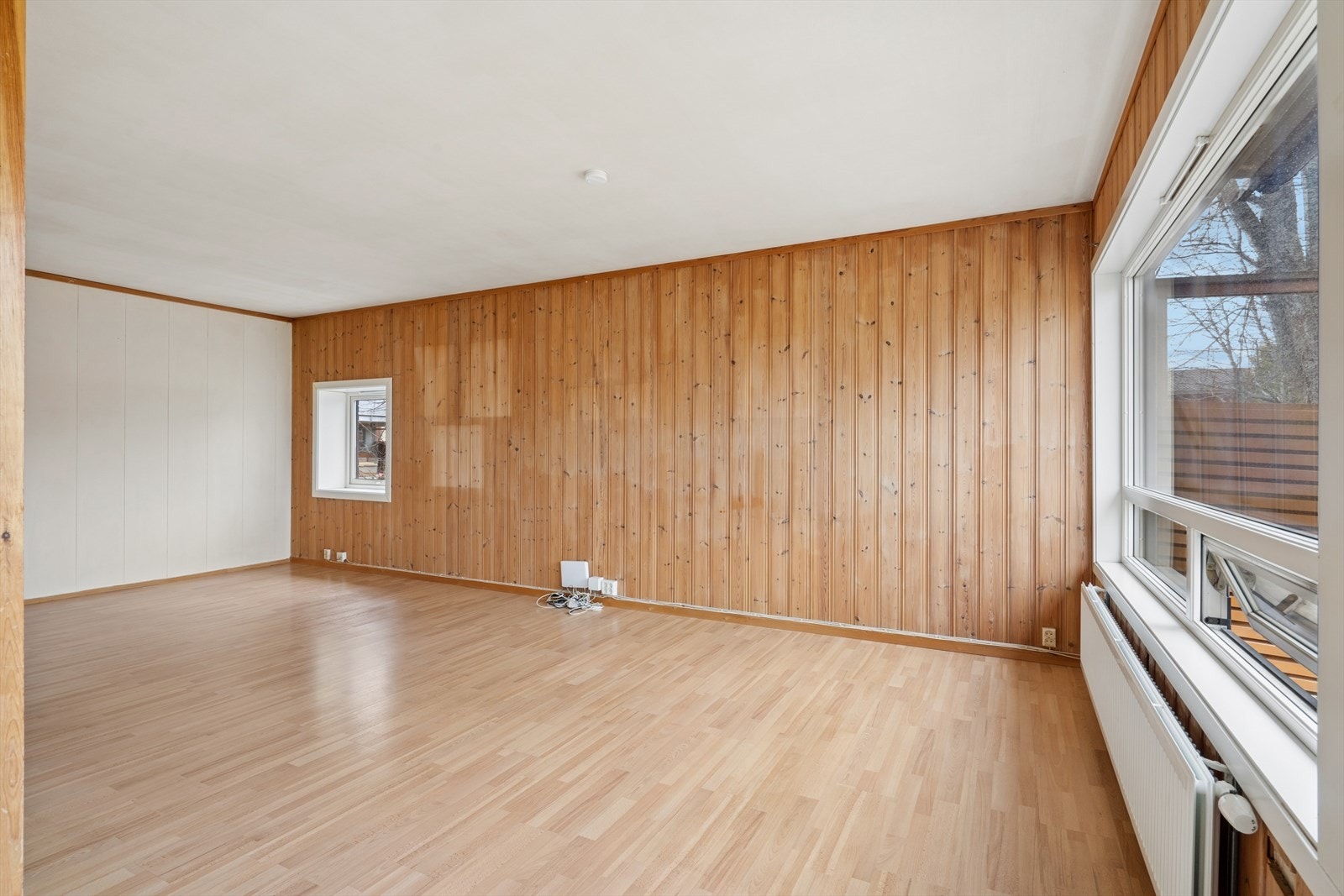 Her er det god plass til både en romslig sofagruppe og et spisebord for hele familien. Galleribilde