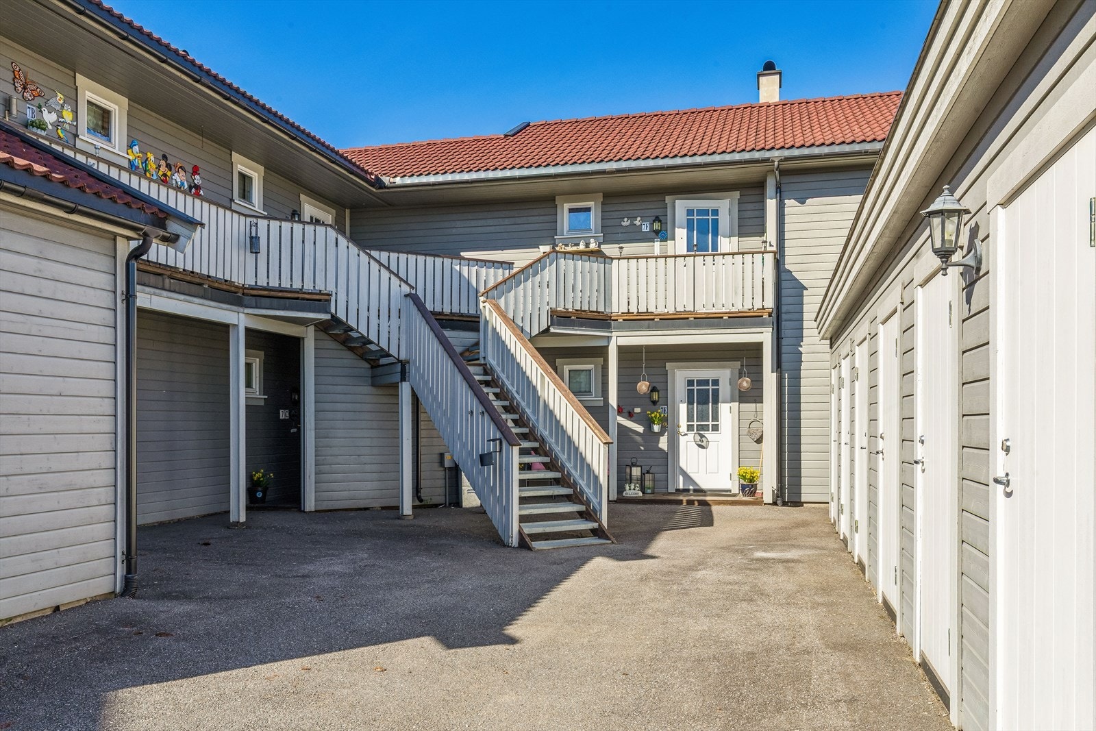 Inngangen til leiligheten er i felles området, med fellestrapp. Leiligheten disponerer en bod i felles anlegg. Galleribilde