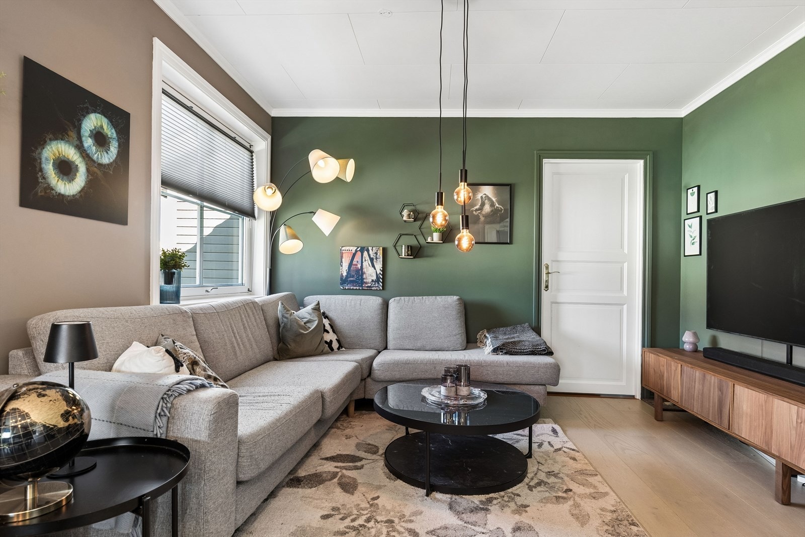 Stuen er lett å møblere og har plass til en romslig sofagruppe. Galleribilde