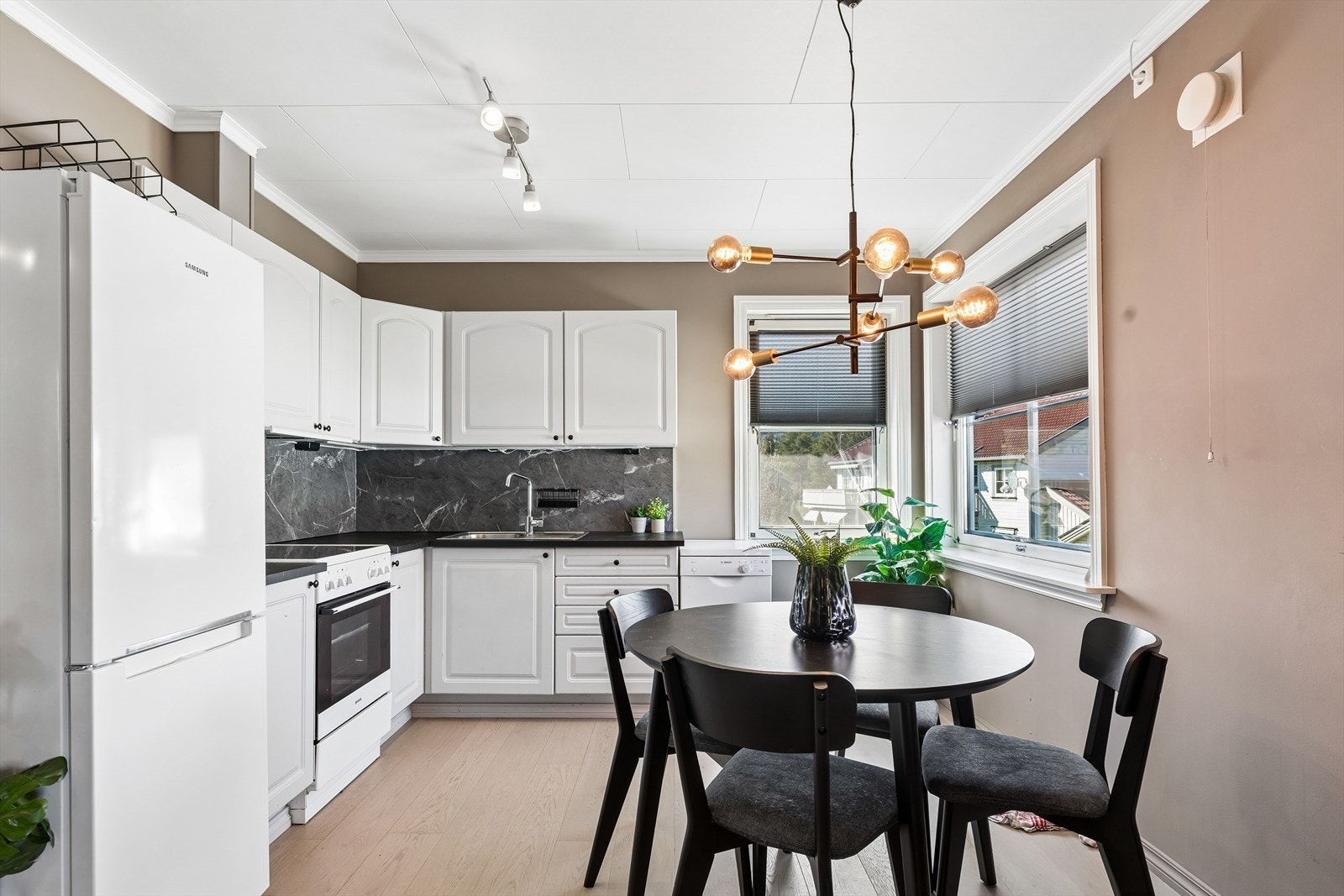 Mellom benk og overskap er det montert en praktisk 'Kitchen Wall' i 2025. Galleribilde
