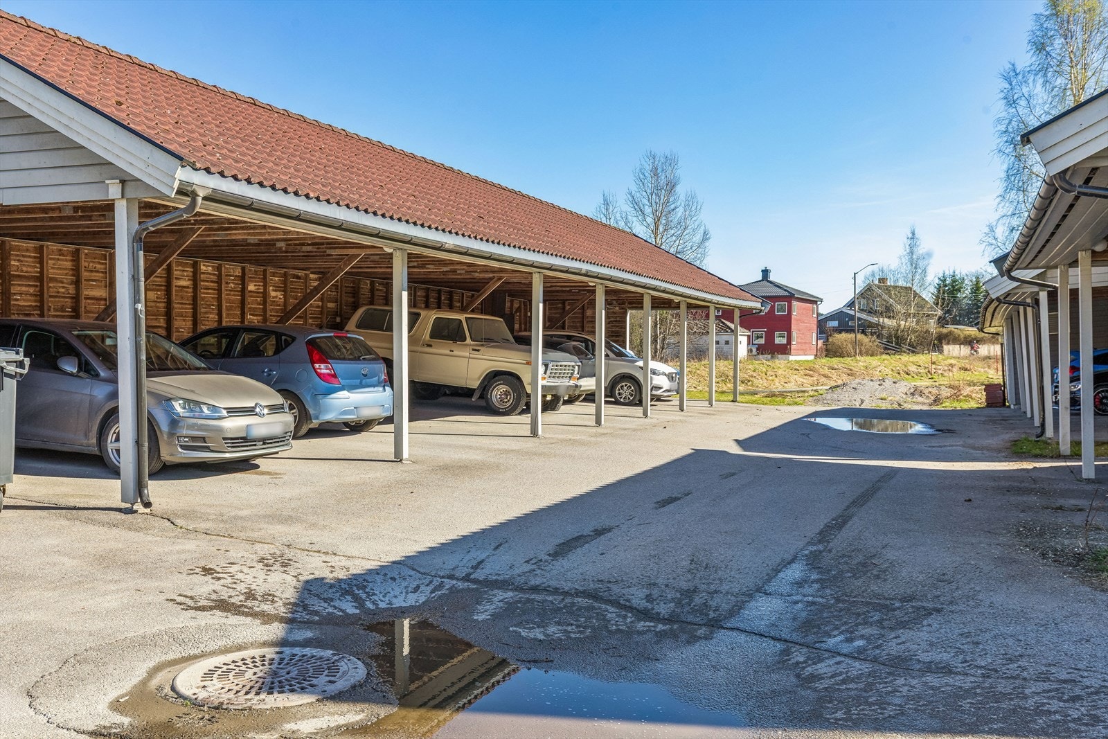 Til leiligheten hører en fast plass i carportanlegg. Galleribilde