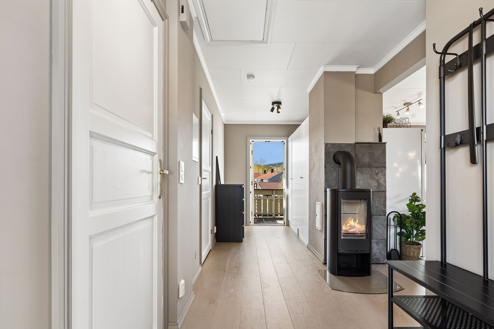 Romslig entre og gang med god plass til garderobeskap og hylle. Her er også feierluken plassert. Galleribilde