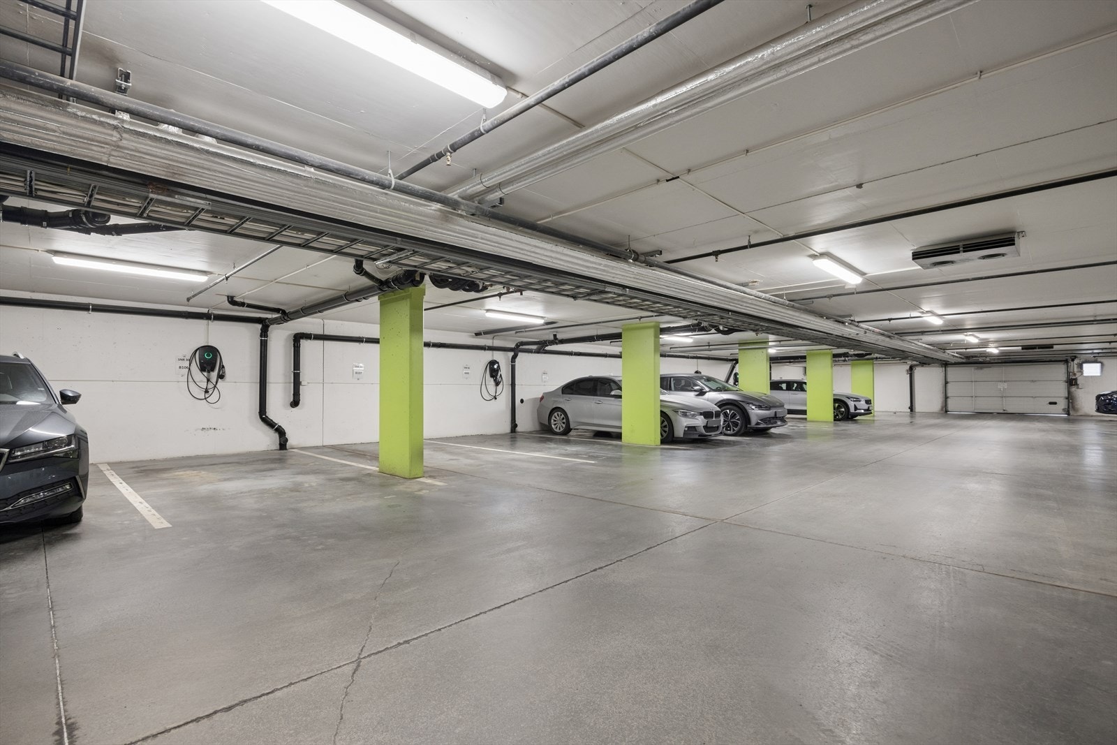 Det medfølger fast parkeringsplass med elbillader fra Zaptec i parkeringskjeller. Sameiet har også noen gjesteparkeringsplasser i kjelleren. Galleribilde