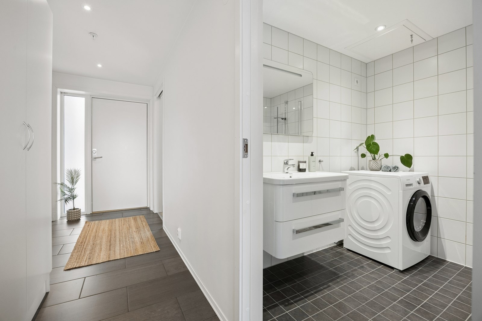 Varmekabler i gulvet på badet og i gangen samt spotter i taket. Galleribilde