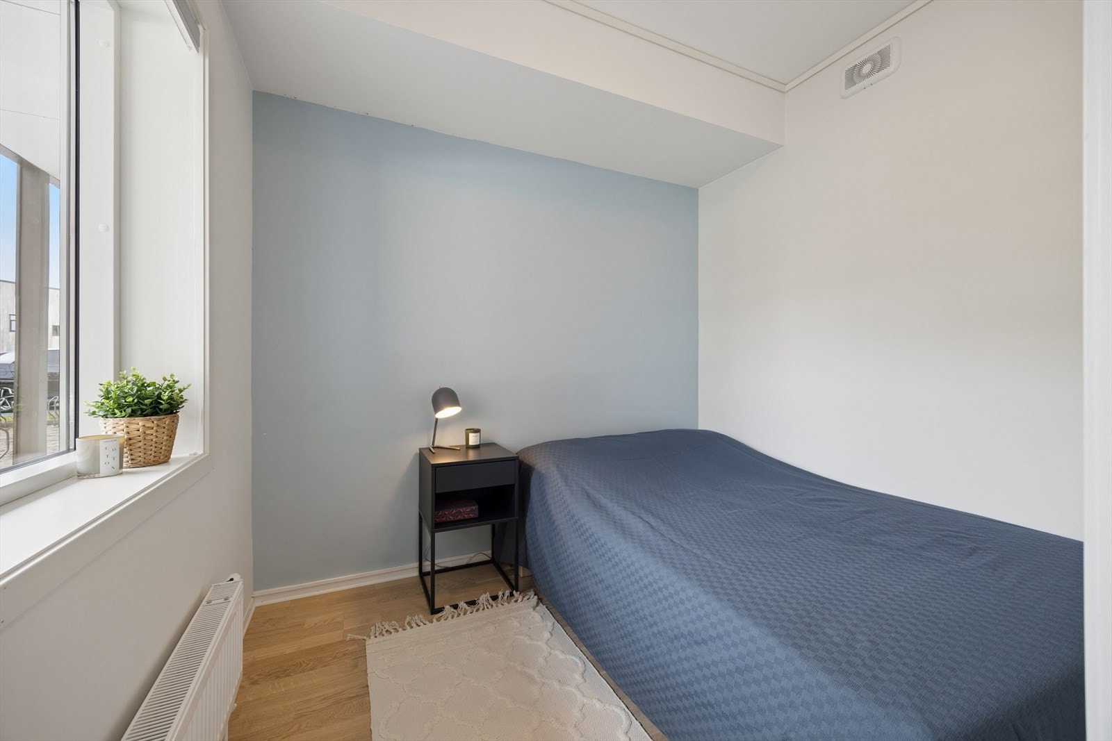 God plass til både dobbeltseng og nattbord. Soverommet er vendt inn mot et rolig tun. Galleribilde