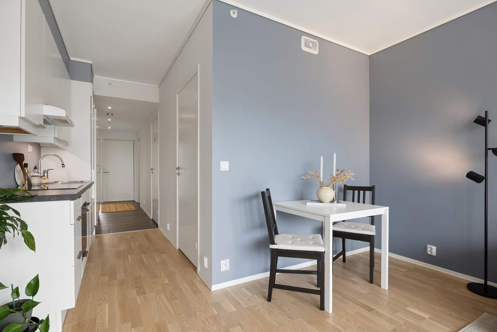 På stuen er det plass til en hyggelig spisegruppe. Galleribilde