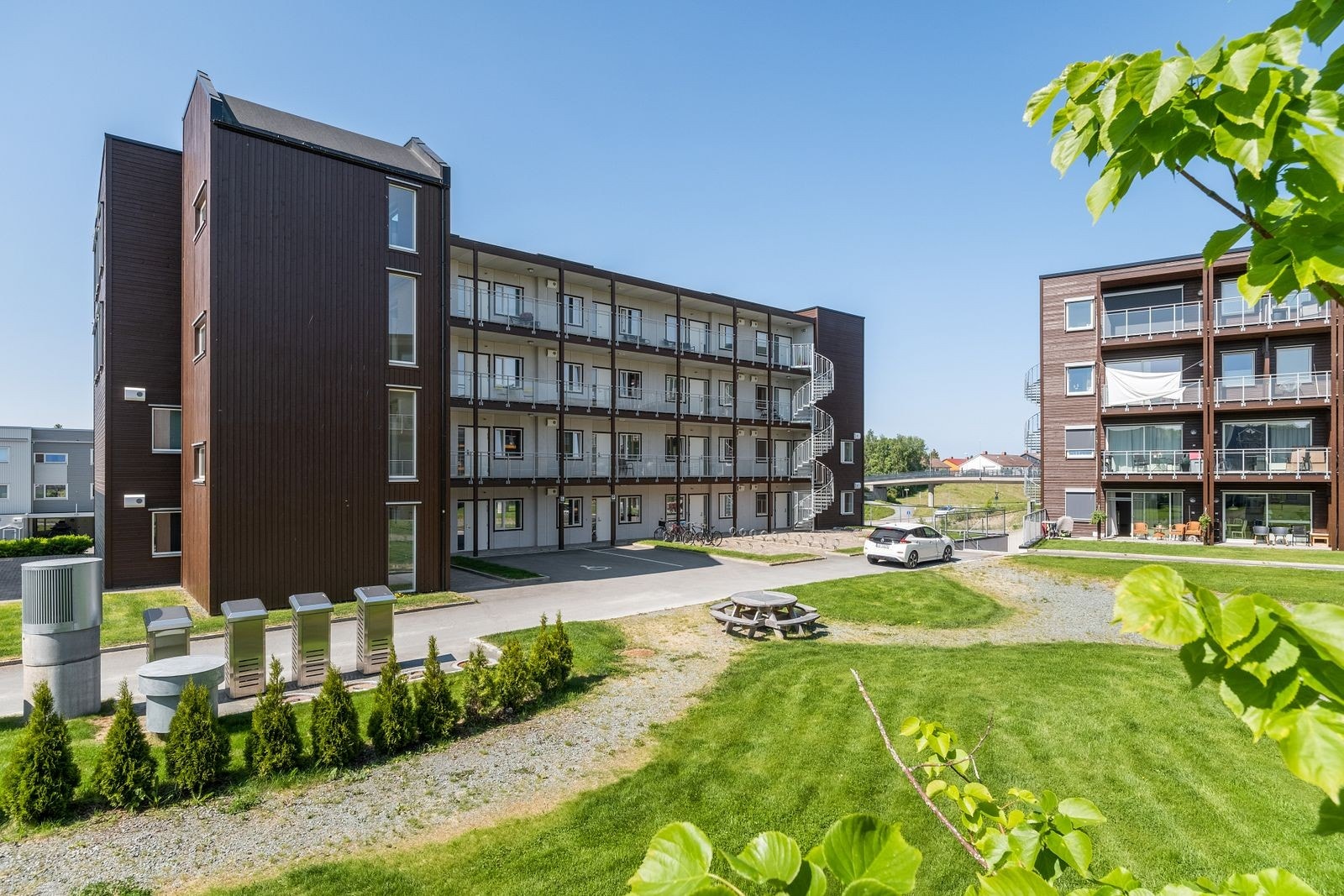 Flott og romslig grøntområde med benker og velholdt gressplen - perfekt for avslapning og sosialt samvær. Galleribilde