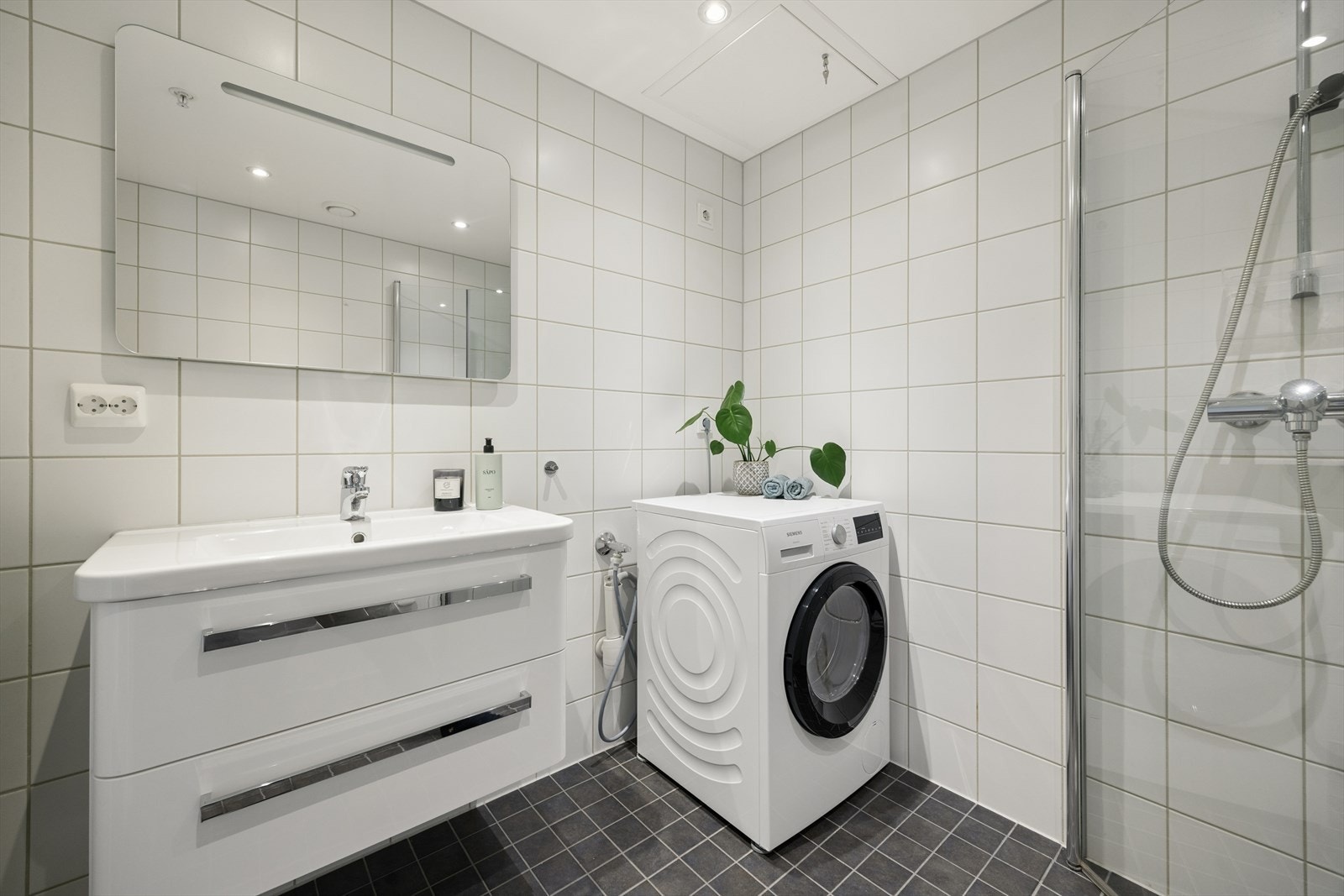 Baderommet er ca 4,2 m² og har flislagt gulv med varme og flislagte vegger. Galleribilde
