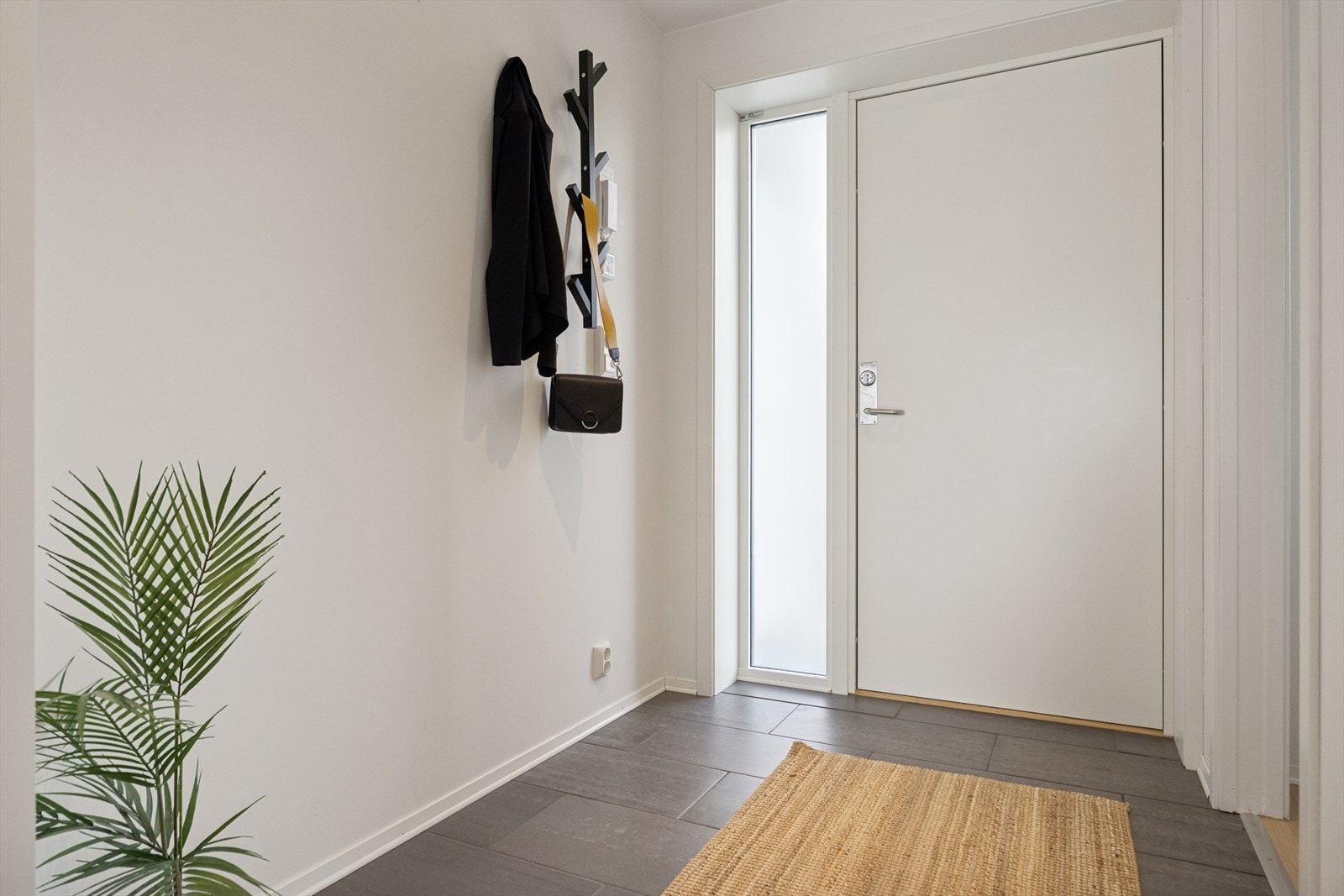 Velkommen inn! - God plass til å sette inn en romslig skyvedørsgarderobe Galleribilde