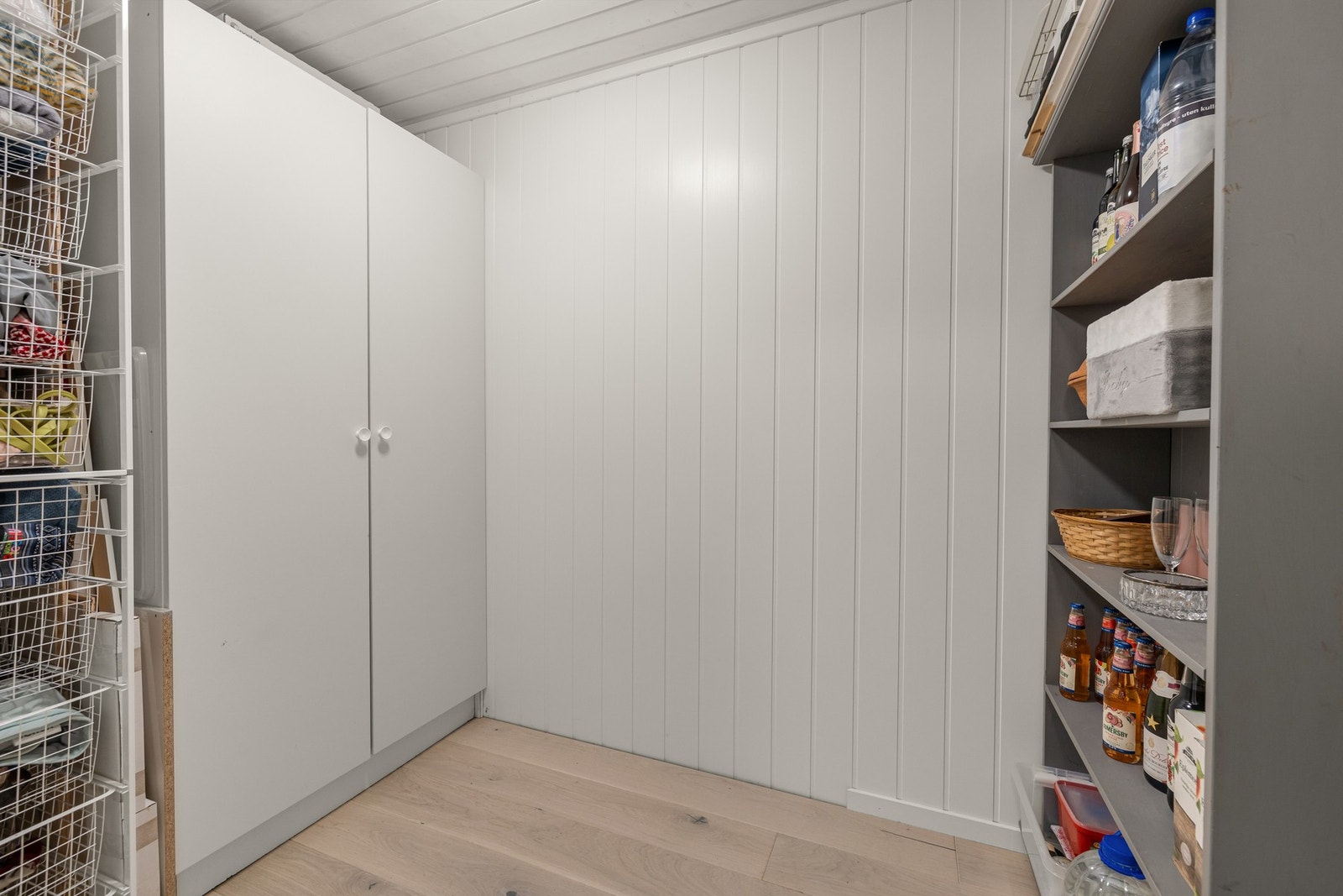 I kjeller er det godt med lagringsplass i tre gode boder Galleribilde