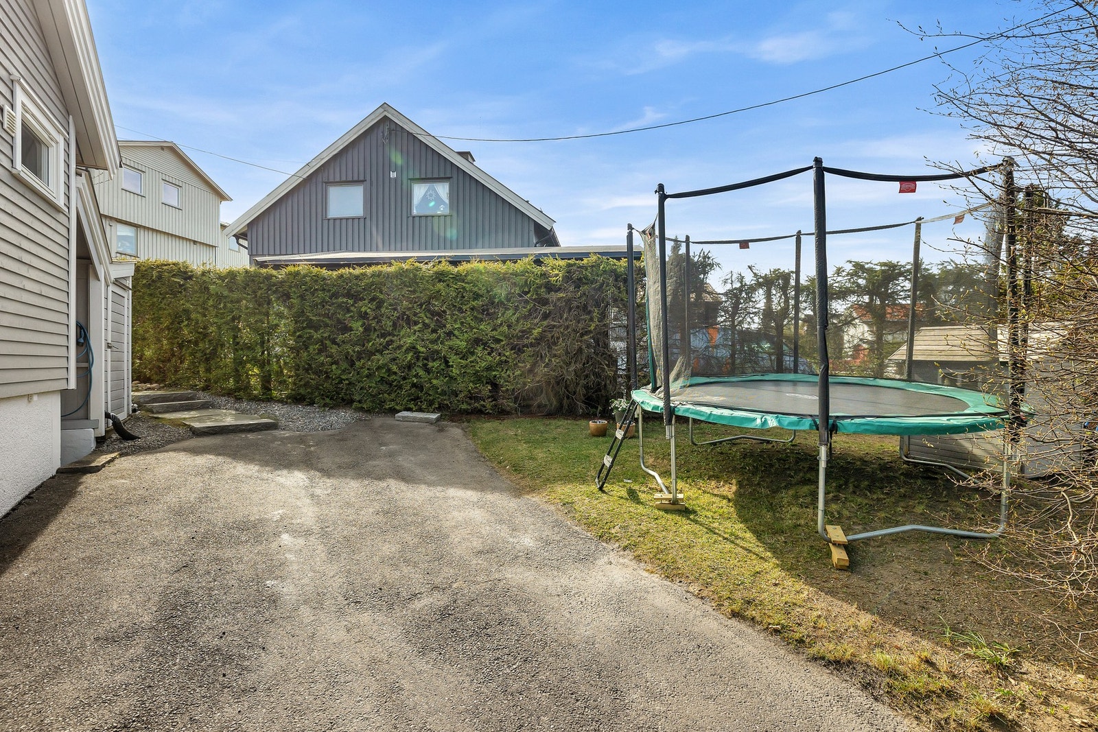 Asfaltert gårdsplass med plass til å parkere bil Galleribilde