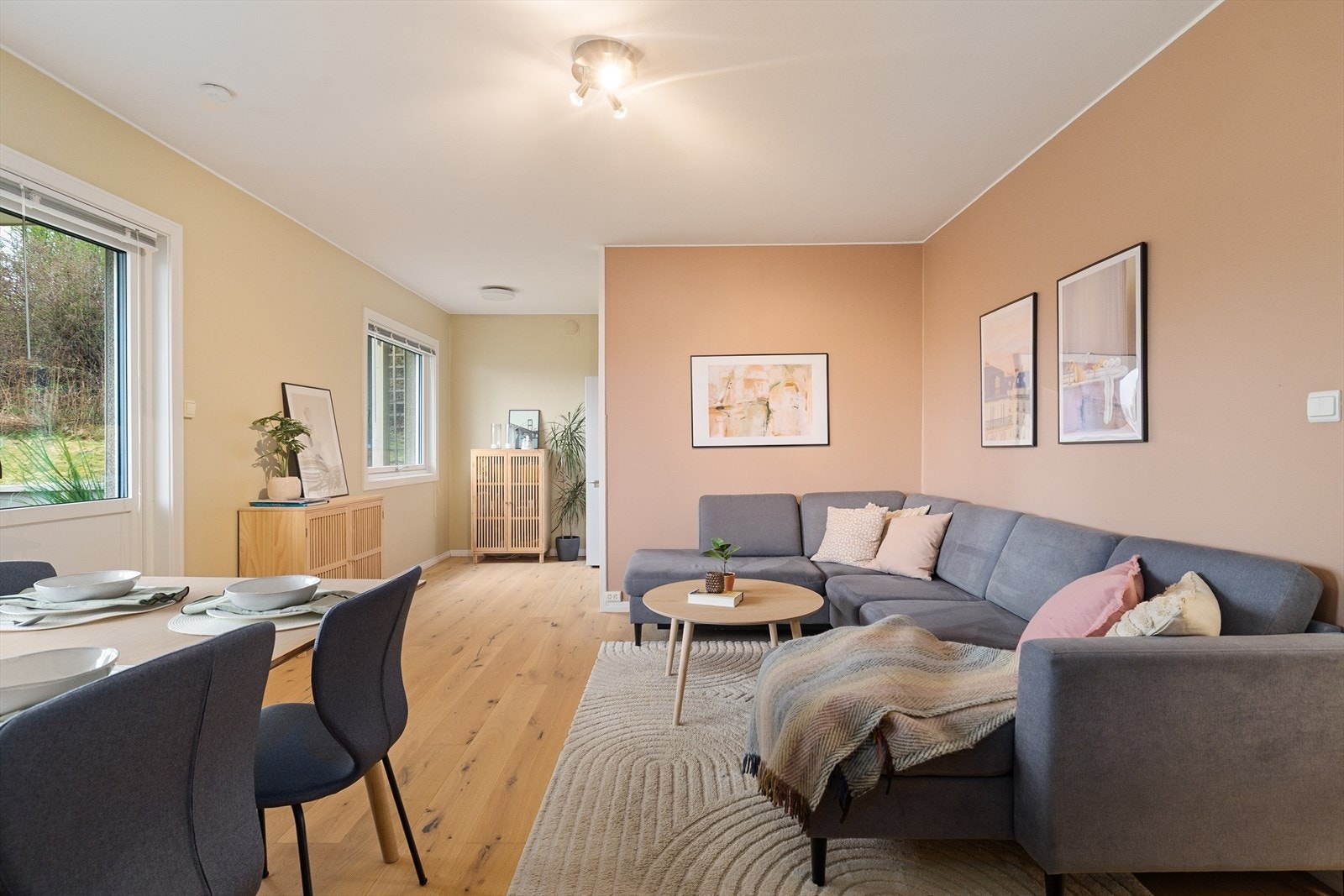 Stuen er malt i to farger. Ginseng og Blushing Peach i 2021. Galleribilde