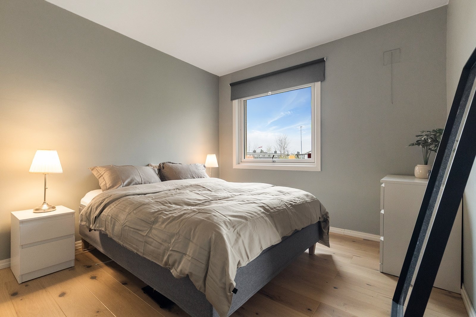 Romslig soverom malt i fargen Exhale i 2021. Galleribilde