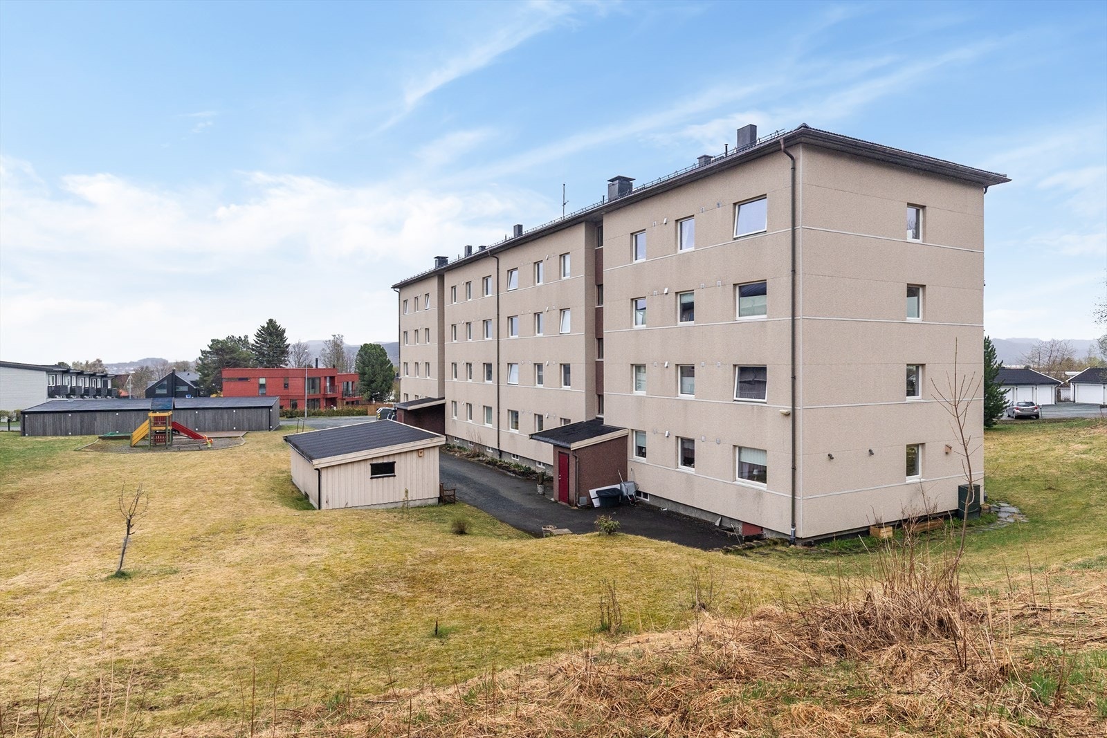 Tomten blir vedlikeholdt av vaktmester (snømåking og gressklipping) Galleribilde