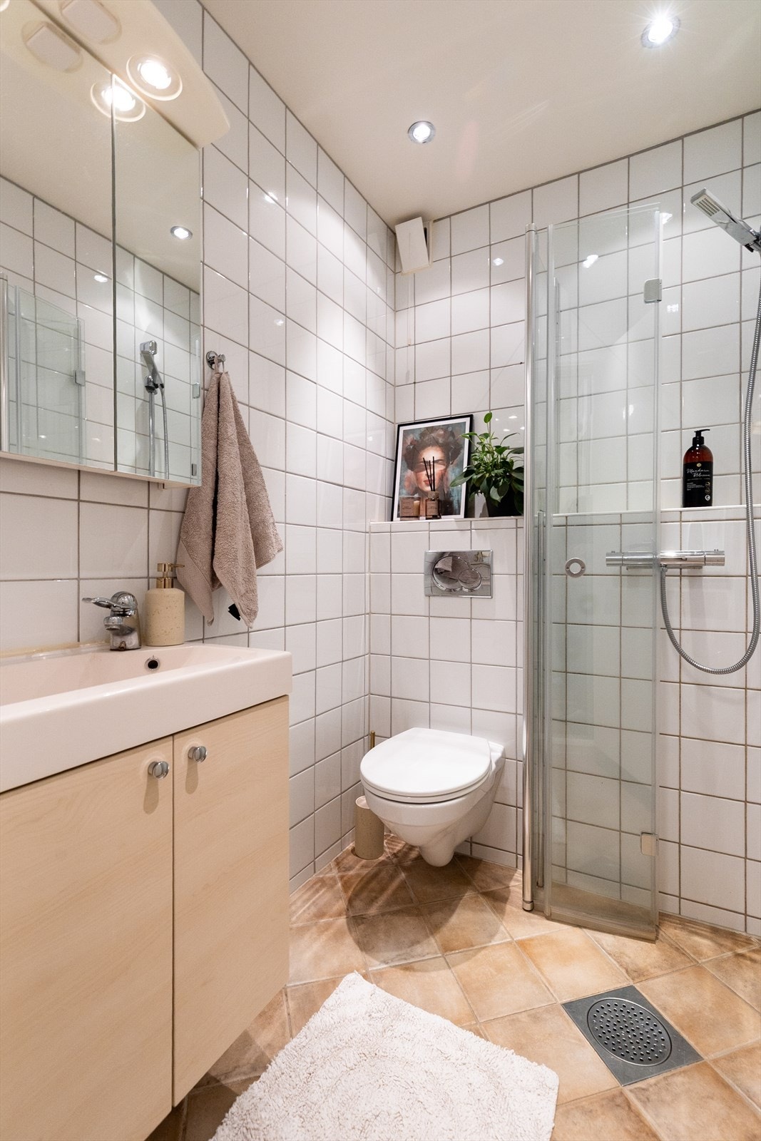 Flislagt bad med dusjhjørne, servant og wc. Galleribilde
