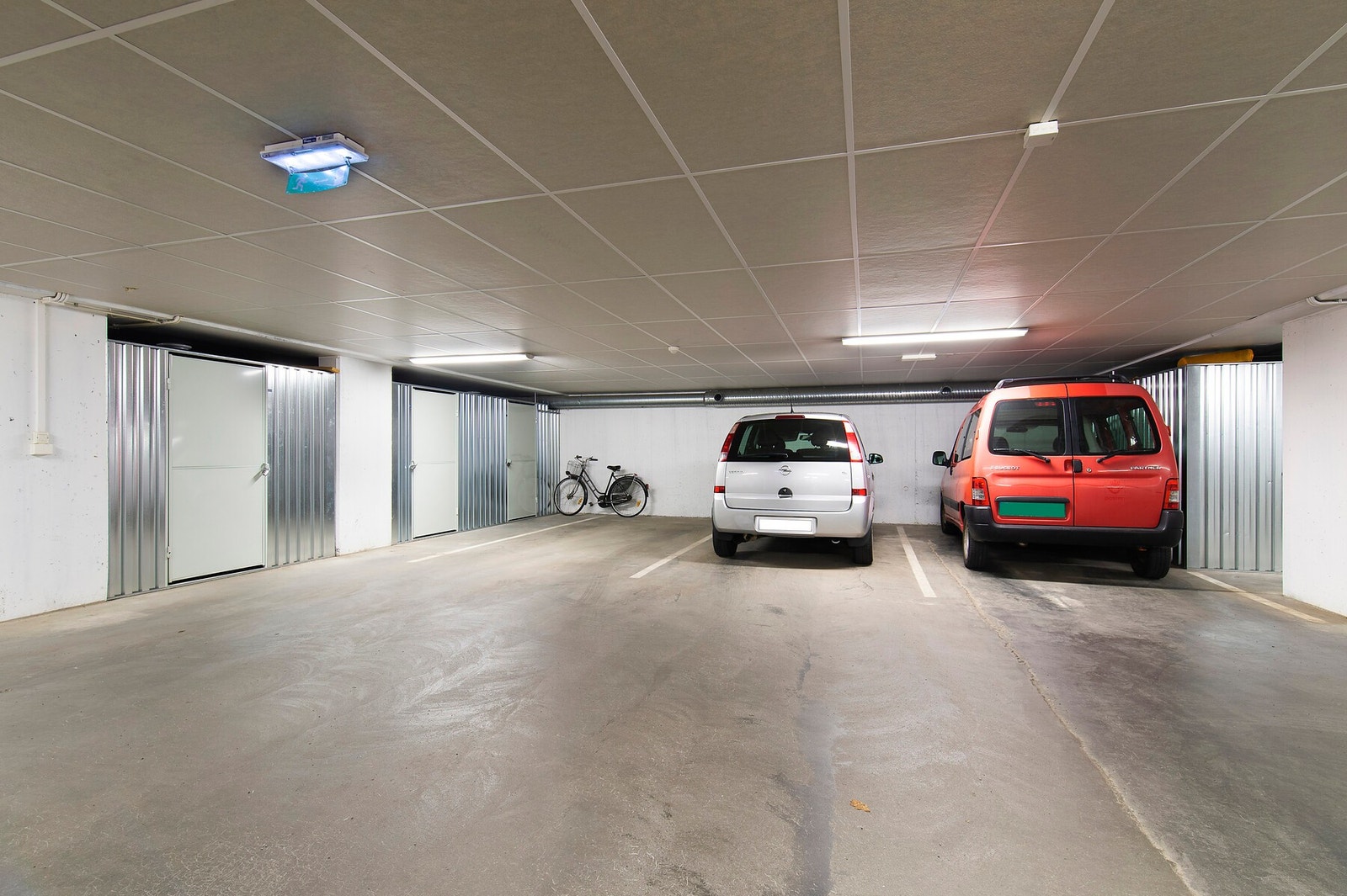 Parkering i lukket garasjeanlegg med tilhørende boder. Galleribilde