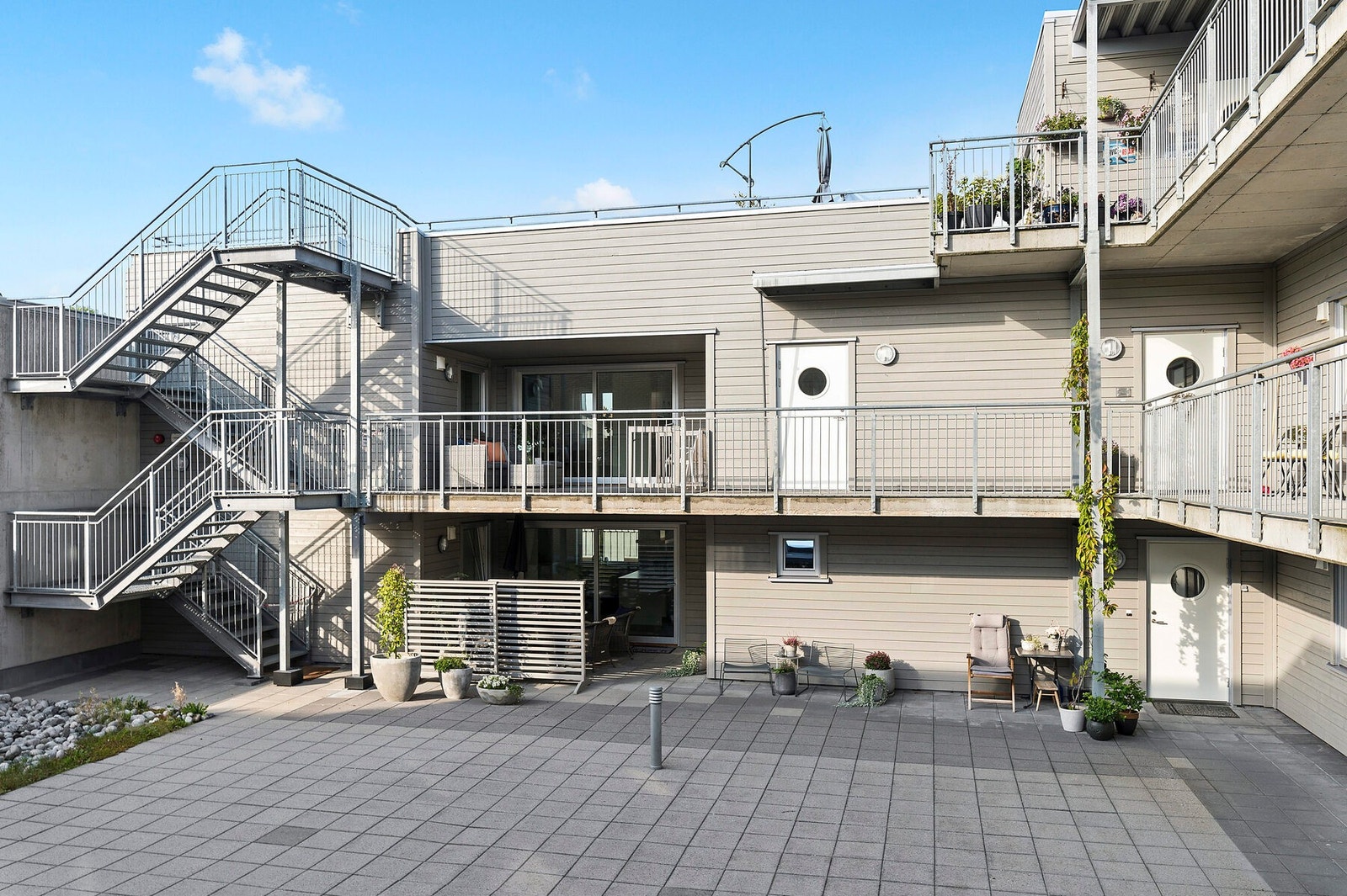 Felles uteområde med sittegrupper og adkomst til leilighetene. Galleribilde