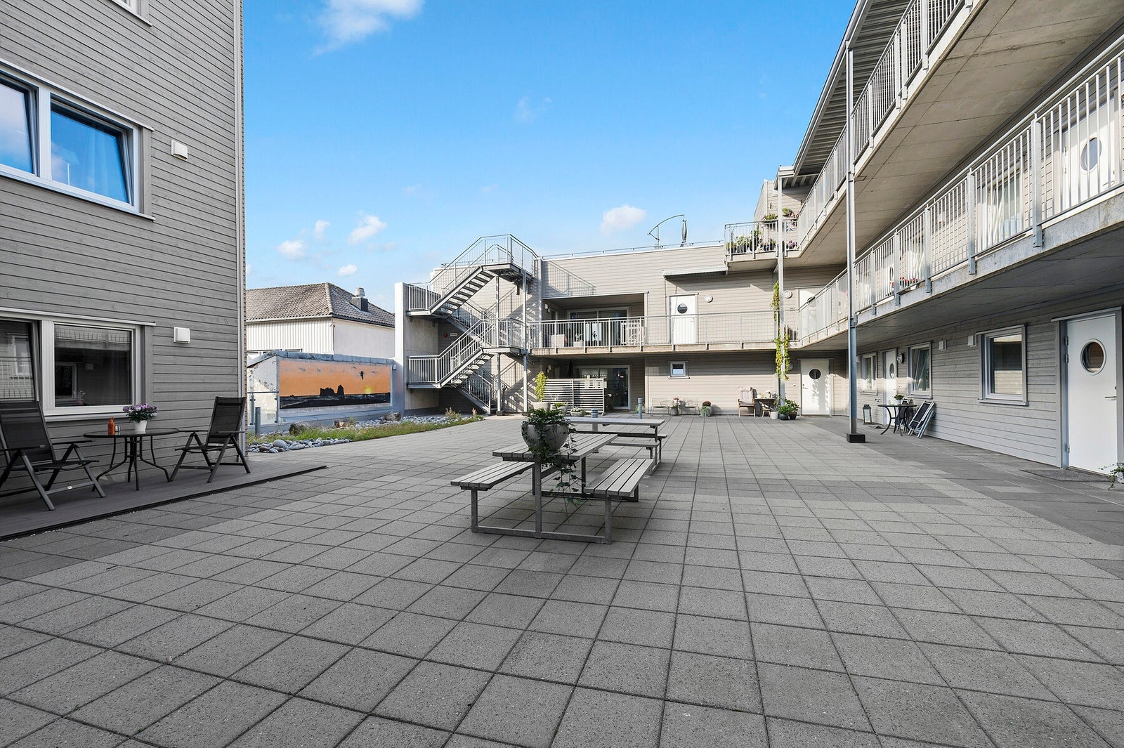 Felles uteområde med sittegrupper og god plass til opphold. Galleribilde