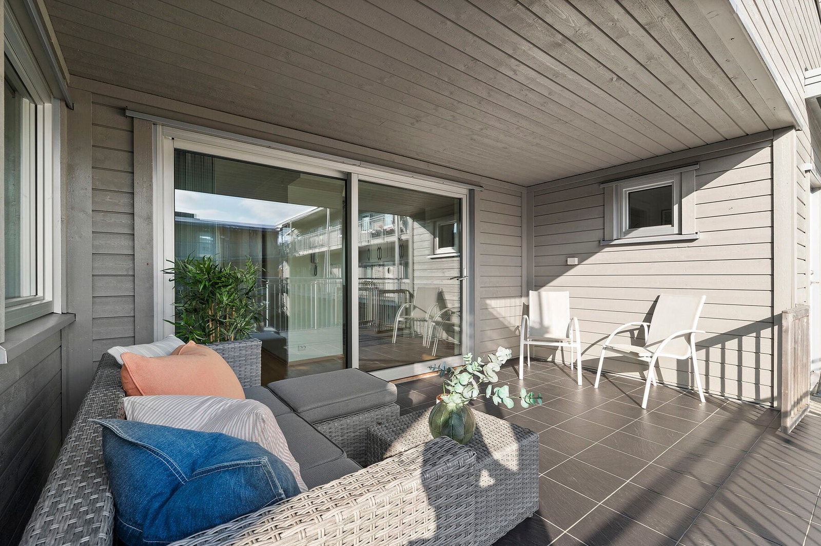En flott 3-roms leilighet med overbygd terrasse med god plass til sittegruppe. Galleribilde