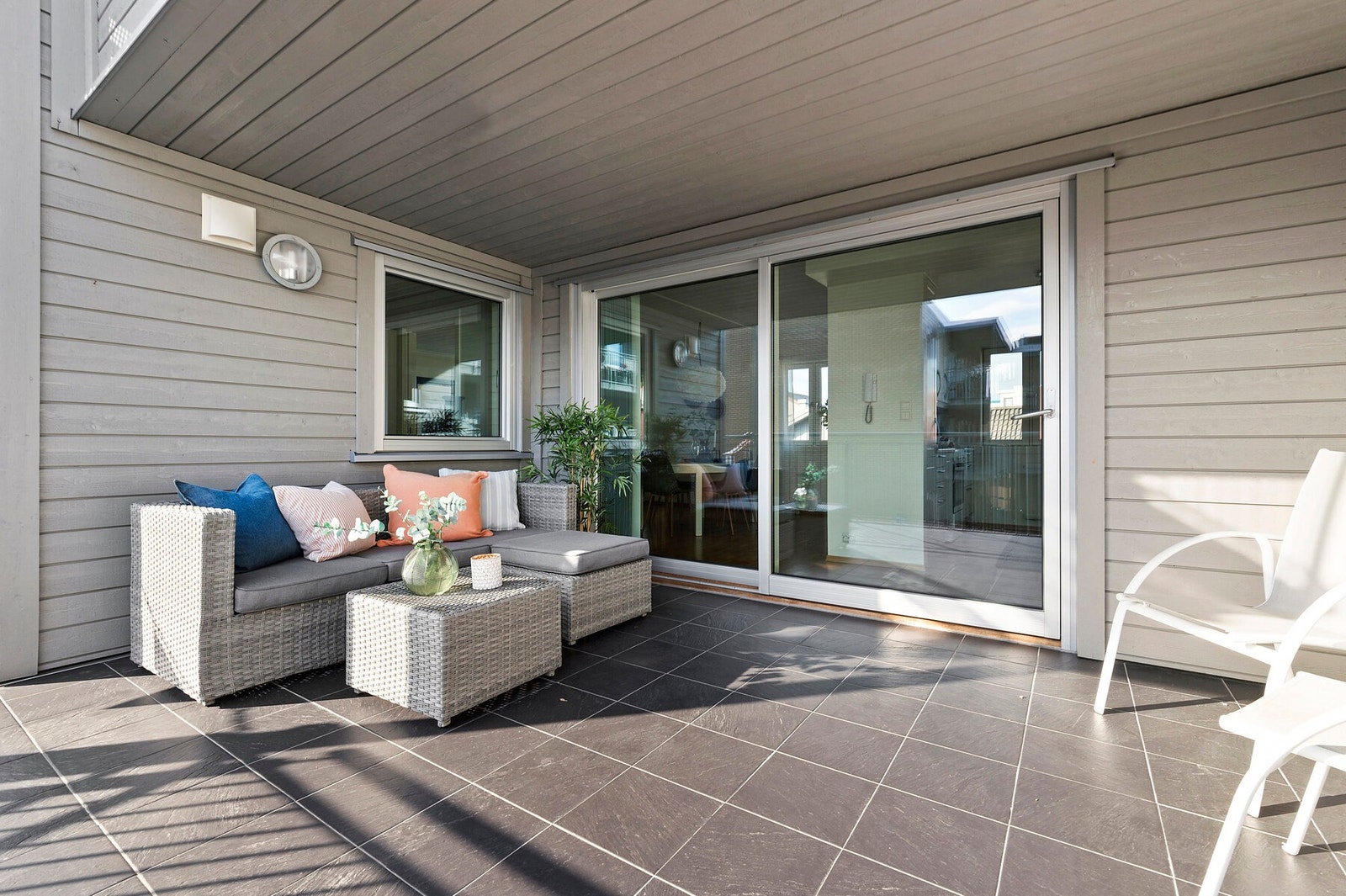 Overbygd terrasse med sittegruppe og direkte adkomst til stue. Galleribilde