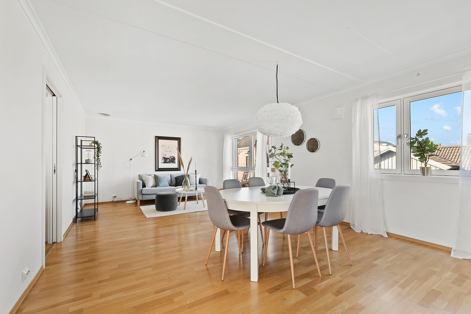 Romslig stue med plass til både spisebord og sofagruppe. Store vinduer gir godt lysinnslipp. Galleribilde