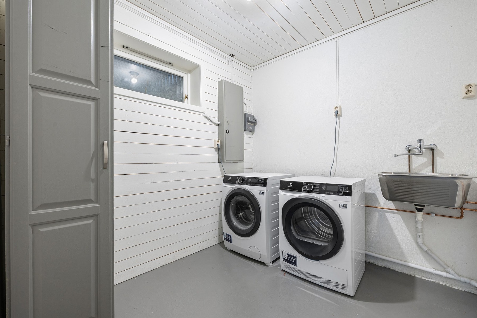 Vaskerom med vannfordelerskap, vannmåler, stoppekran vann, VVB, sikringsskap, opplegg for vaskemaskin og utslagsvask. Galleribilde