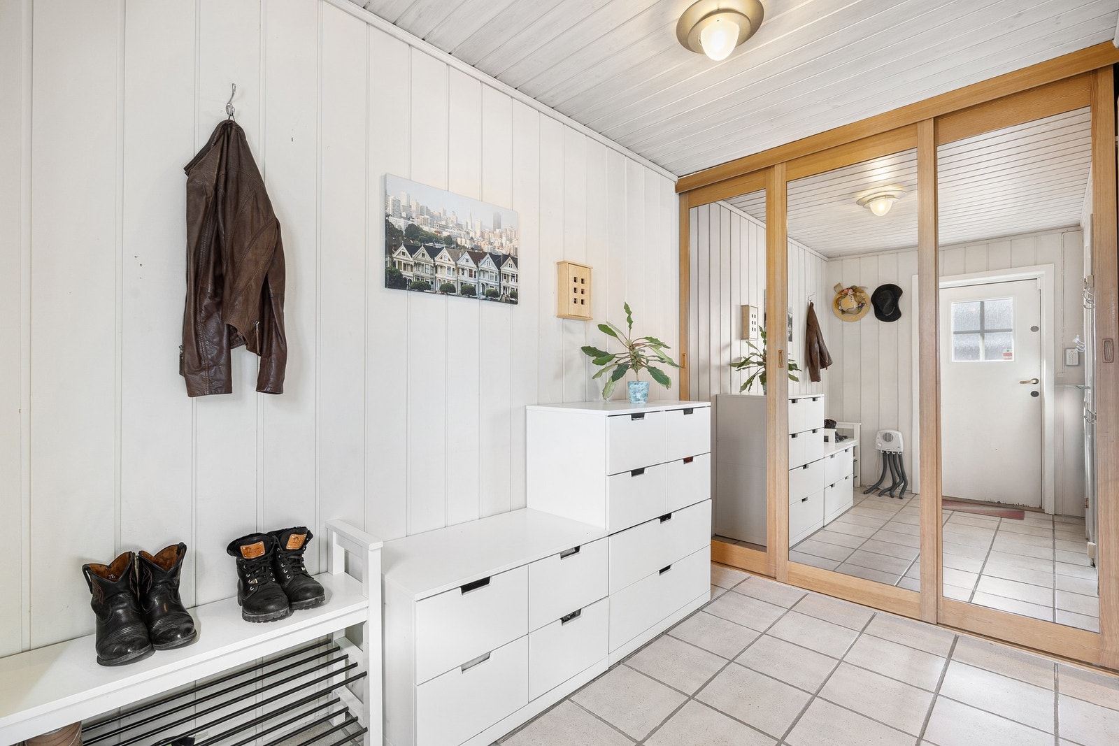 Skyvedørsgarderobe i entré. Galleribilde