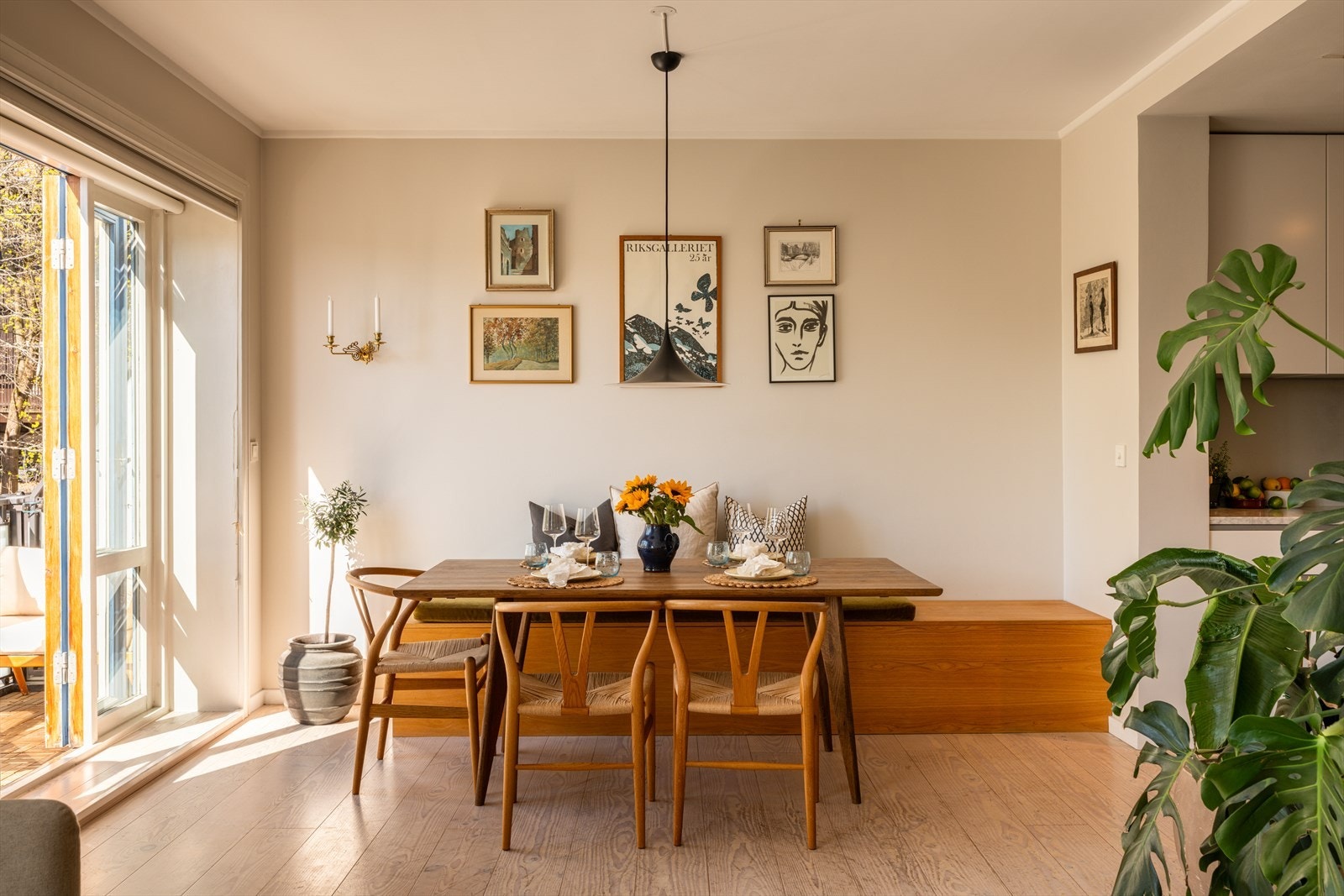 Fra spisestuen er det en åpen og sosial forbindelse til både kjøkkenet og stuen. Galleribilde