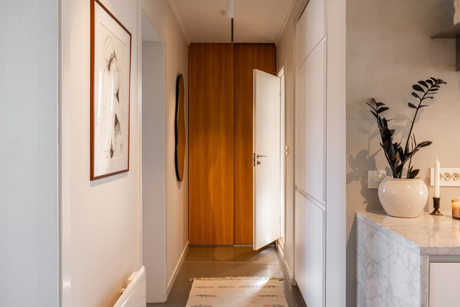 Gangen binder rommene sammen og har plassbygde skap som gir god lagringsplass. Galleribilde